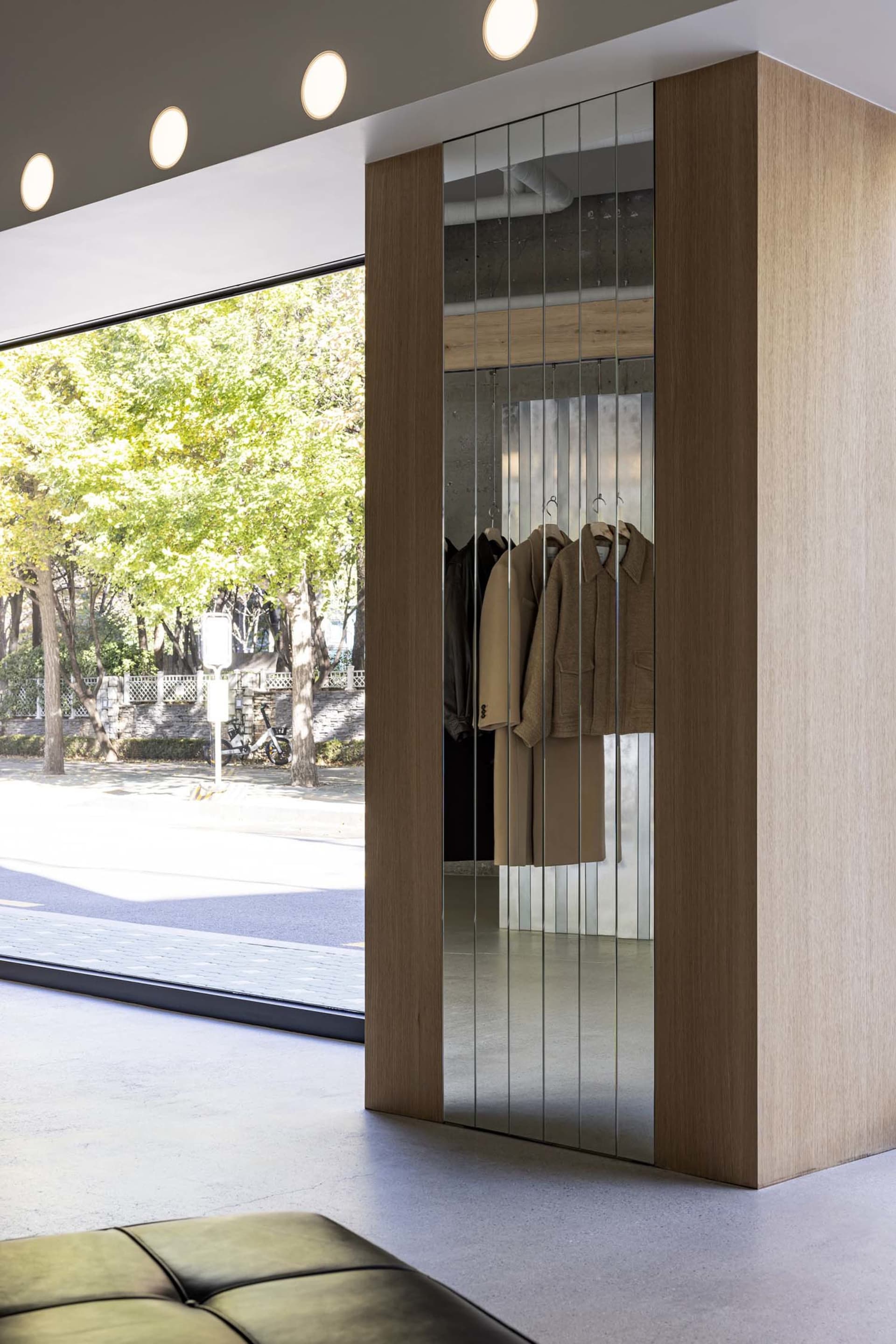 現代服飾店以玻璃面板展示優雅服飾。
