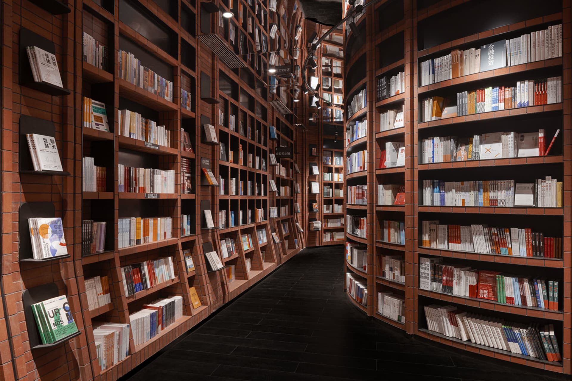 一個現代簡約的圖書館空間，配有磚砌書架，架上擺滿各種尺寸與顏色的書籍。