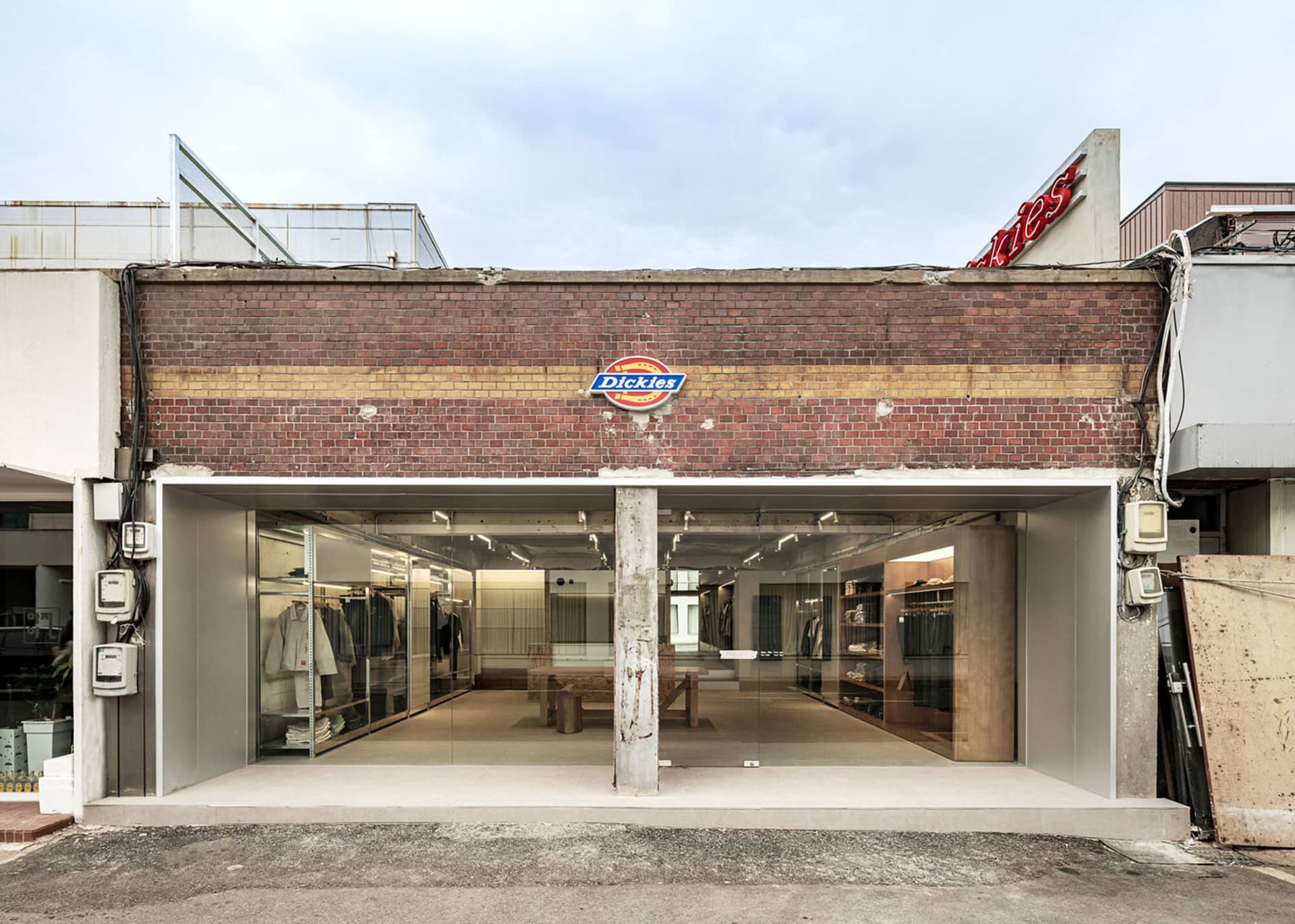 現代服裝店,磚牆立面、玻璃展示窗與混凝土室內