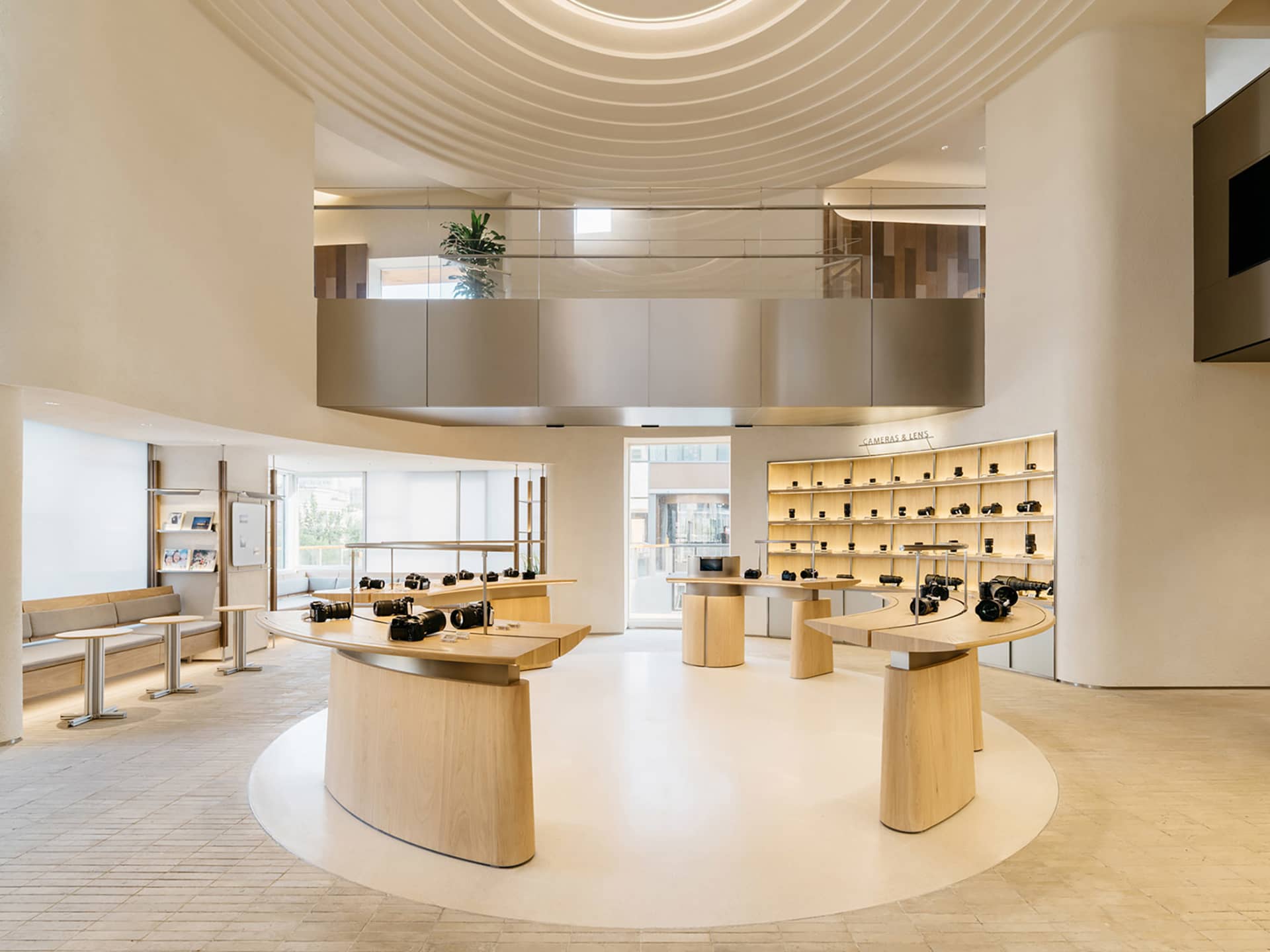 一間採用極簡設計的現代零售店，搭配木質展示台面。