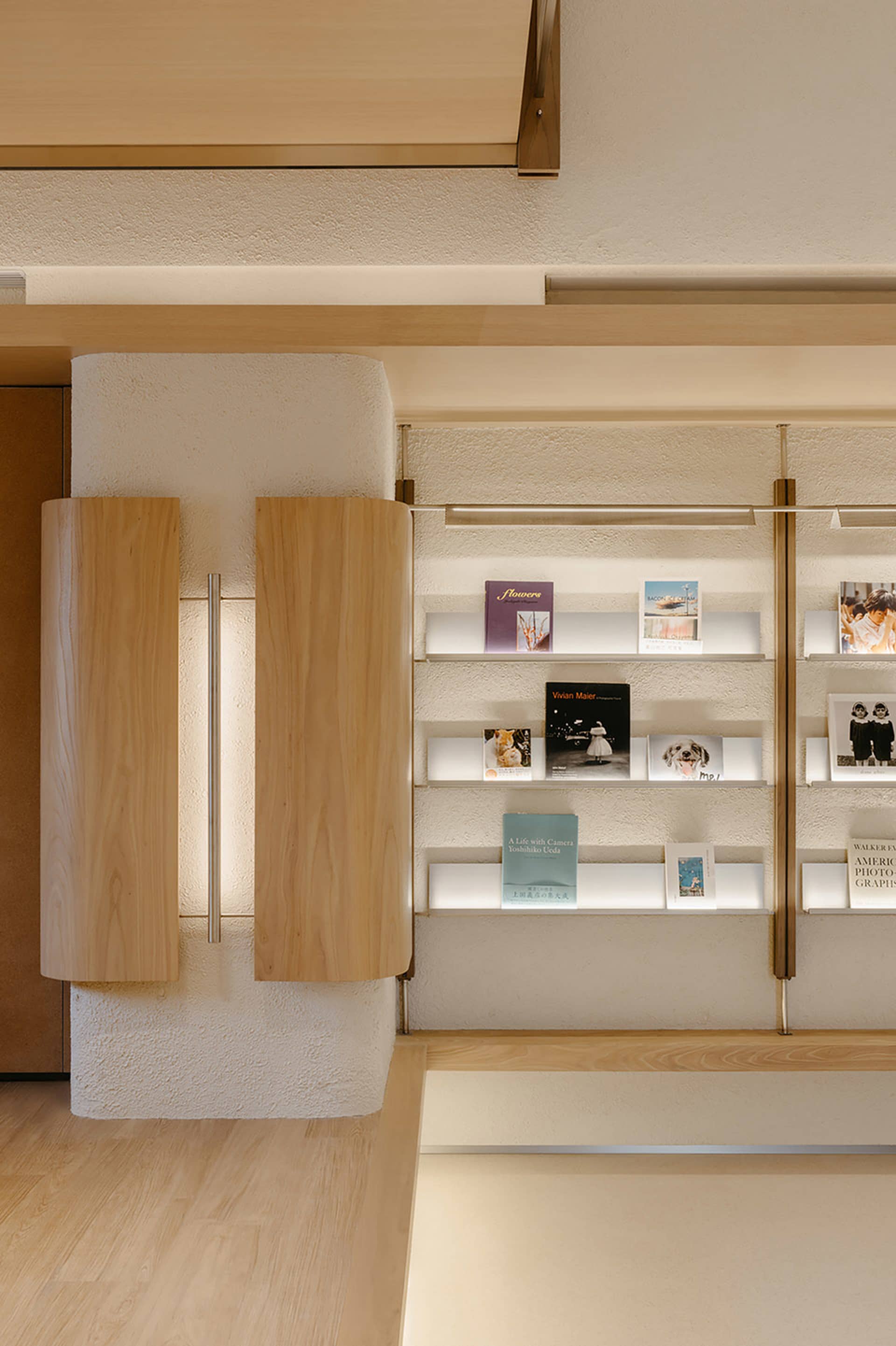 現代書店，展現木質書架、石膏牆面與玻璃展示櫃