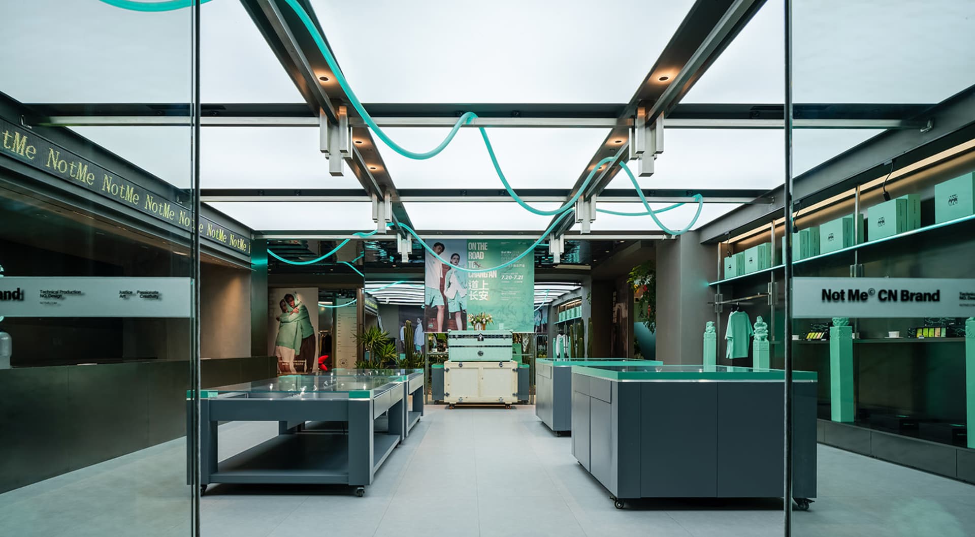 現代零售店面，採用綠色主題內裝，搭配俐落極簡家具與燈光。