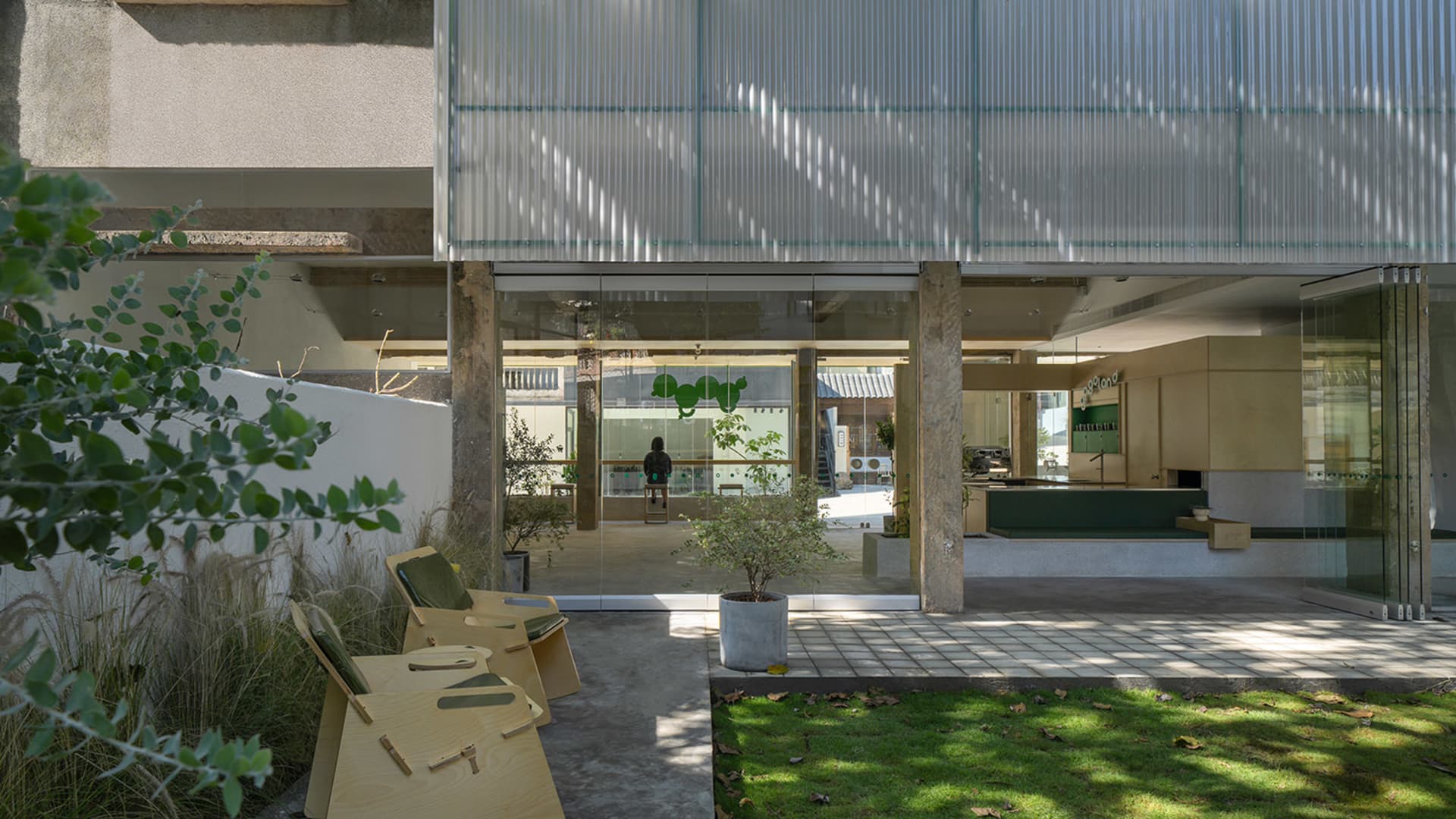 極簡室內設計，玻璃牆面搭配木質家具的自助餐廳空間。
