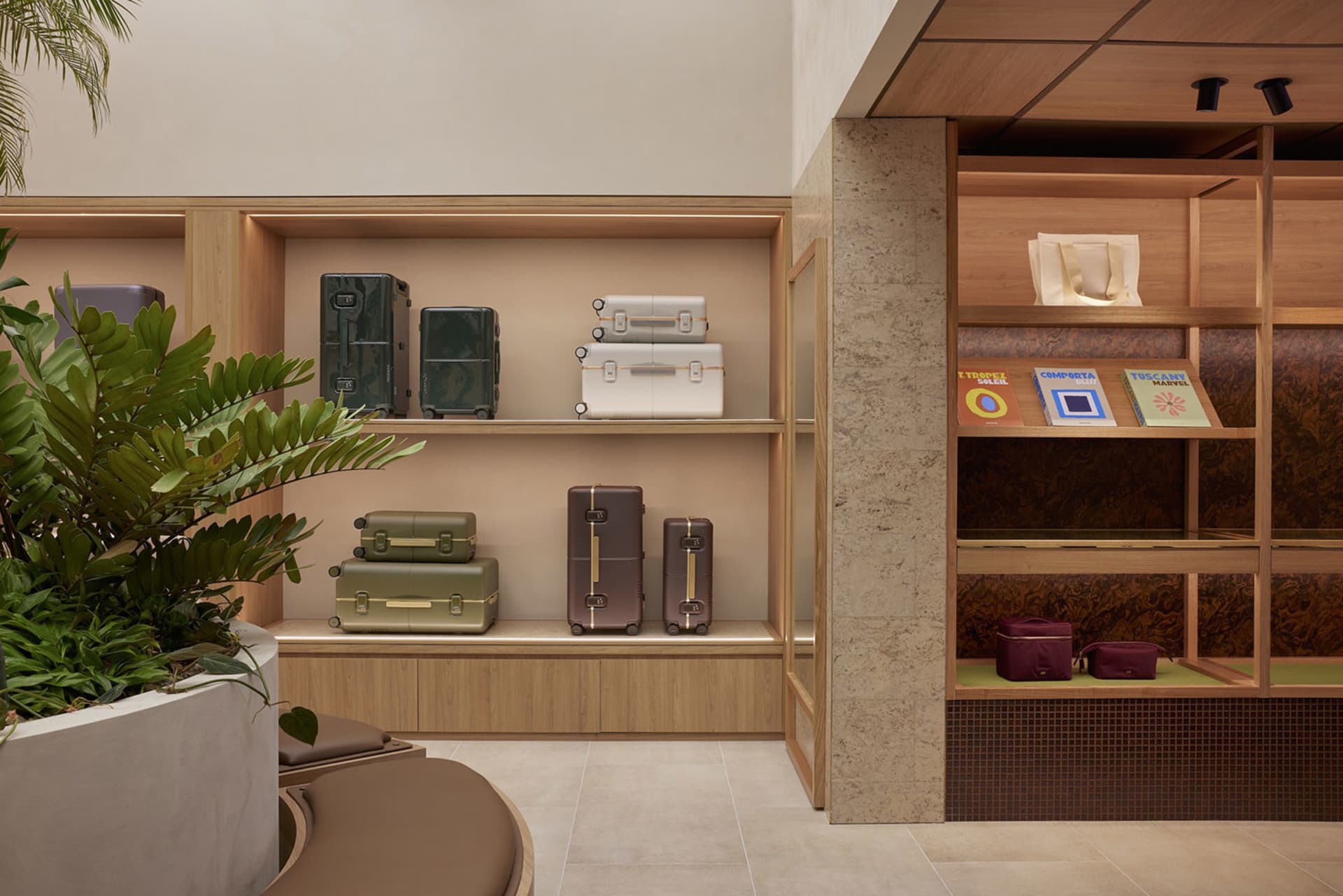 零售店面展示木製層架、石製花盆與金屬行李箱。