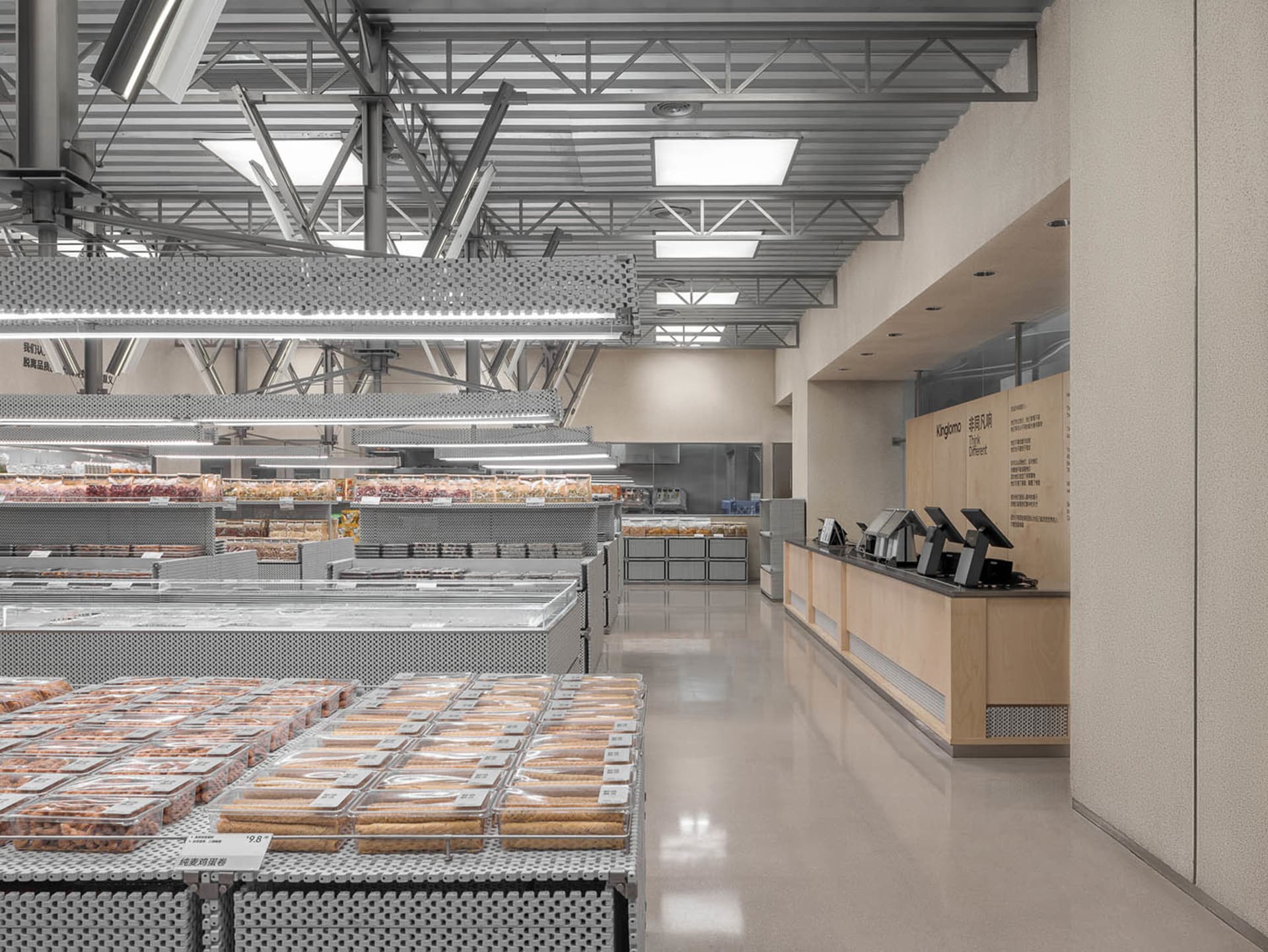 現代零售店室內，設有金屬貨架、玻璃展示櫃，以及木製收銀櫃檯。