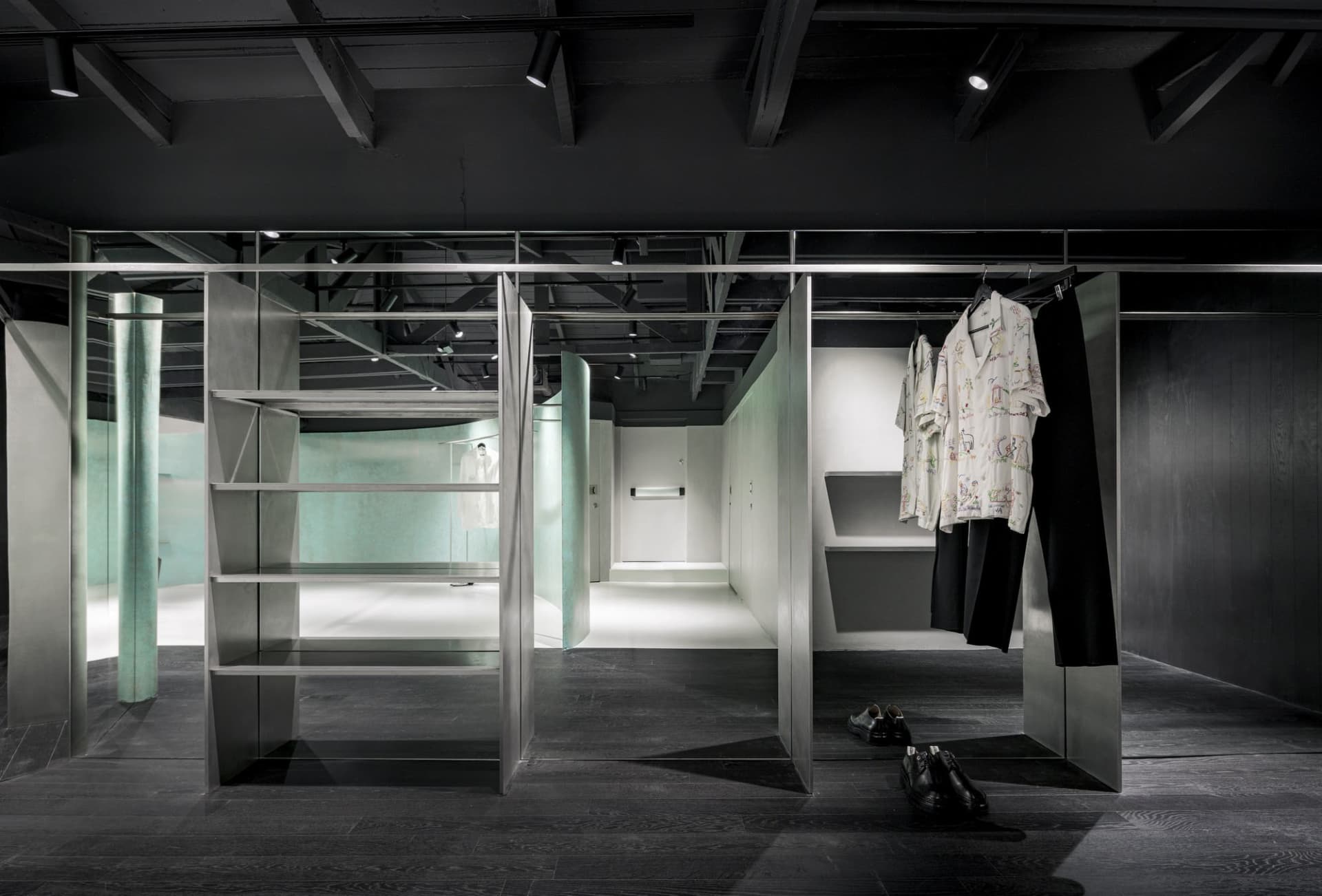 現代簡約服飾店室內,搭配金屬衣架與玻璃隔間