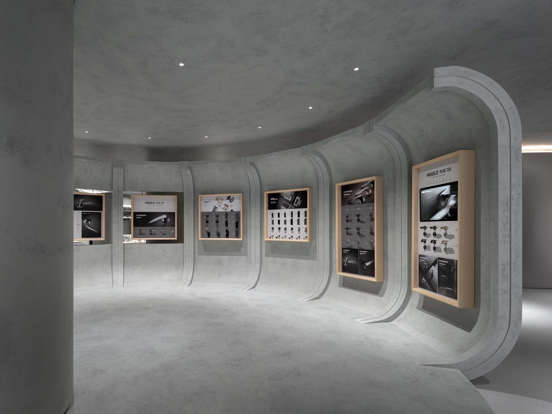 展示空間內，混凝土牆面上陳列著各式產品。