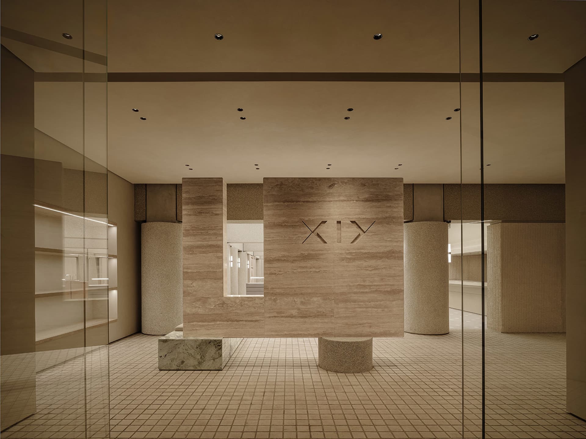 一間極簡風格的零售店，鋪設水磨石地板。