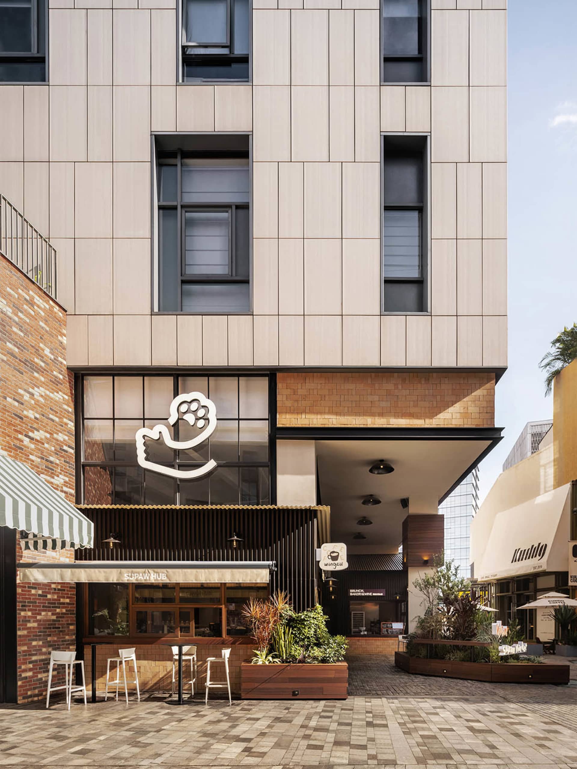 現代零售店面,融合磚塊、混凝土與木質元素。
