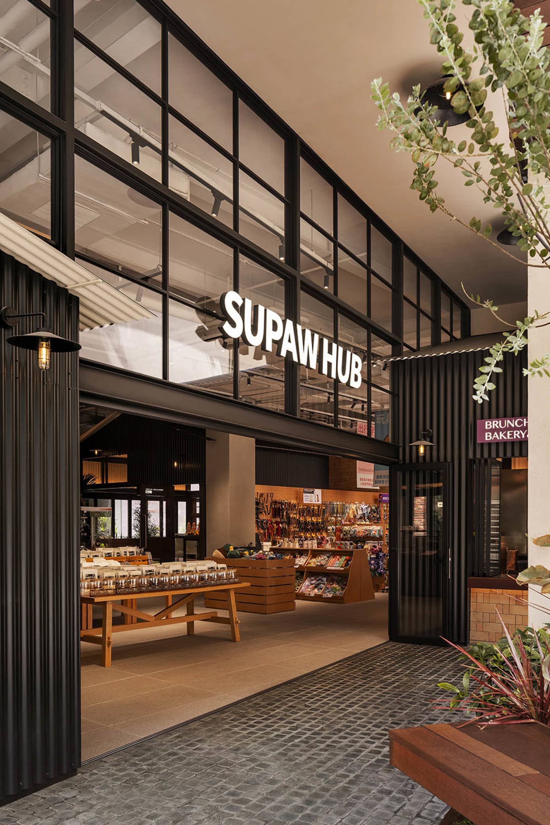 現代店面搭配大型玻璃窗,招牌寫著「SUPAW HUB」。