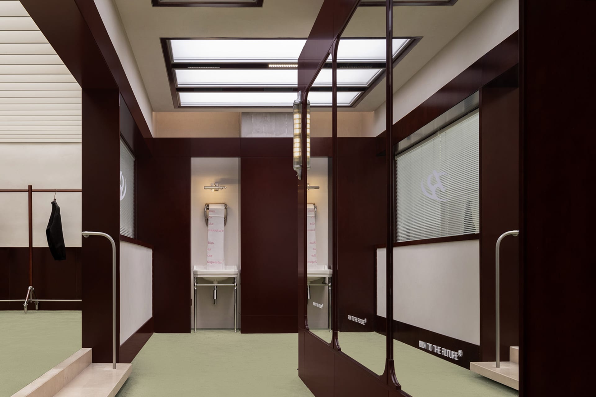 現代健身房室內，展示帶有金屬配件牆面及地板上的反射。