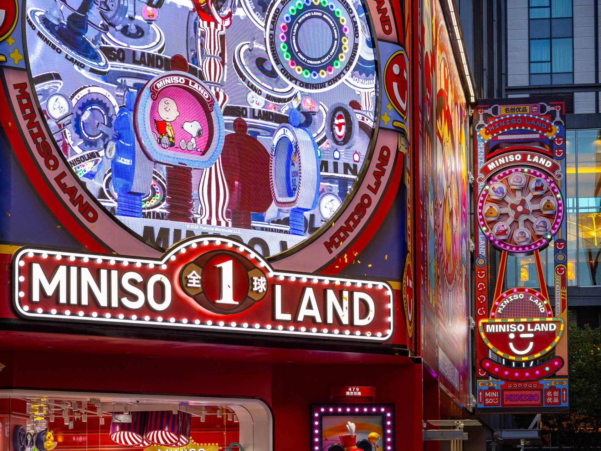 色彩繽紛的 Miniso Land 店面,搭配數位印刷招牌與反光面板。