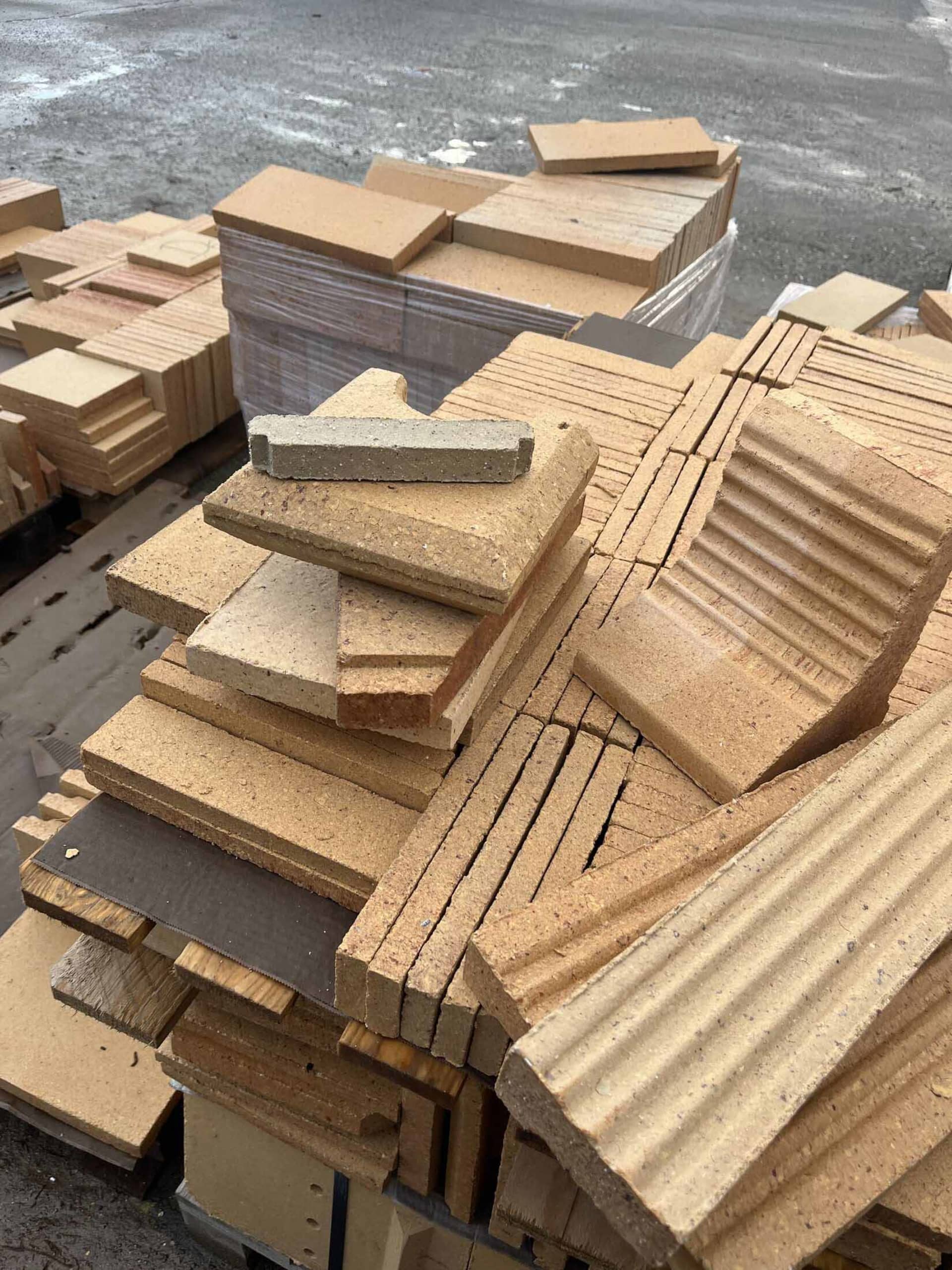 一堆各式陶瓷建材的堆疊。