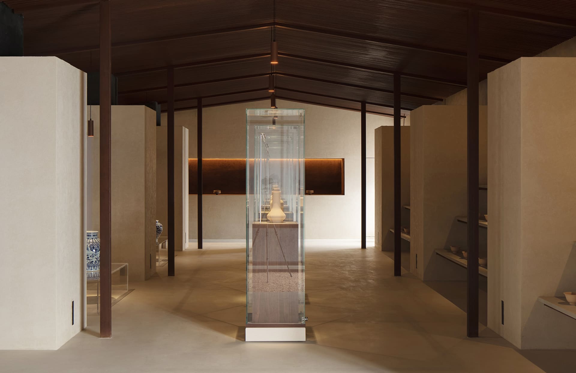 現代博物館展覽,玻璃櫃內展示著花瓶