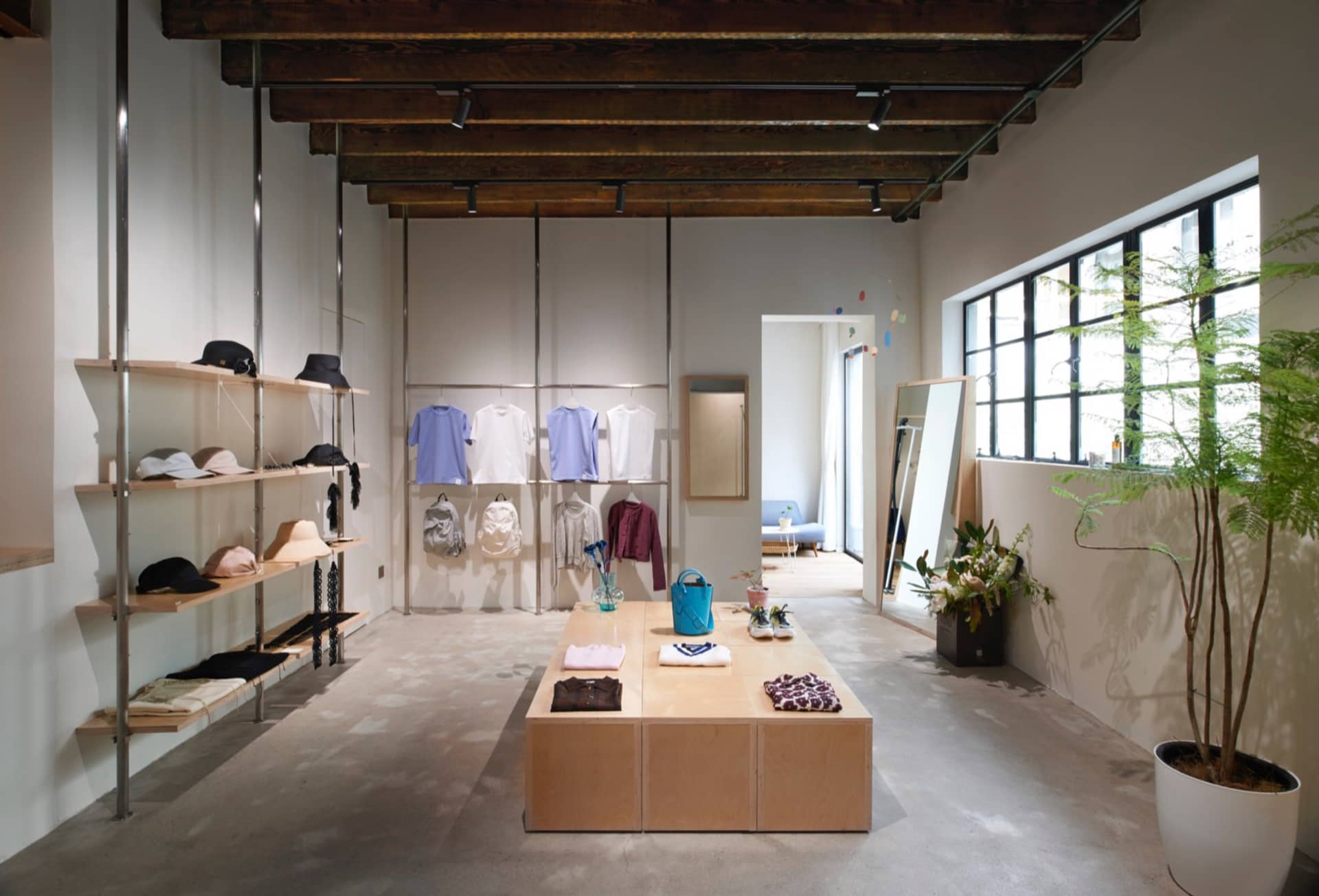 現代服飾店,服裝陳列於木質與混凝土展示面上