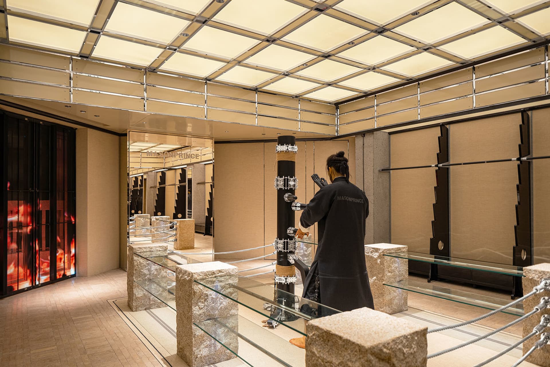現代零售店以玻璃、混凝土與金屬元素打造。