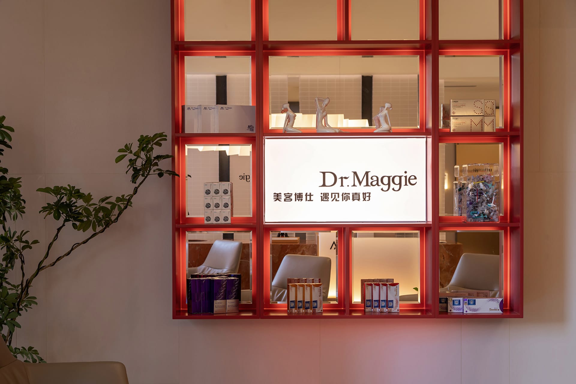 現代零售店內玻璃展示架陳列商品