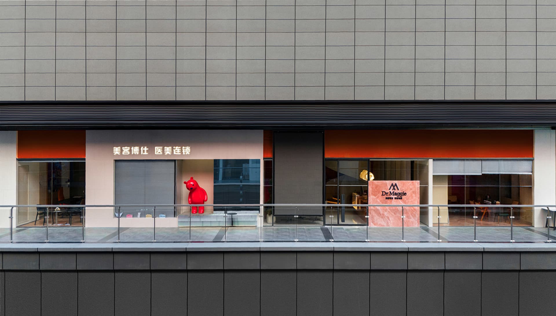 現代零售店面玻璃立面,內部擺放大型紅色雕塑。