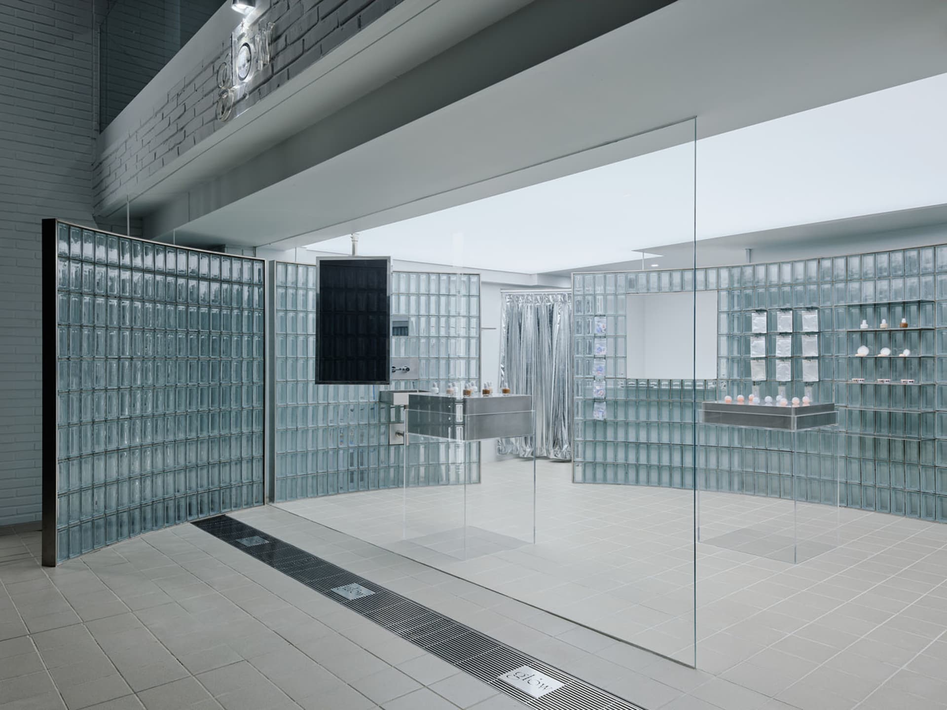 現代零售展示區以半透光玻璃磚打造牆面,營造出極簡且開闊的空間。