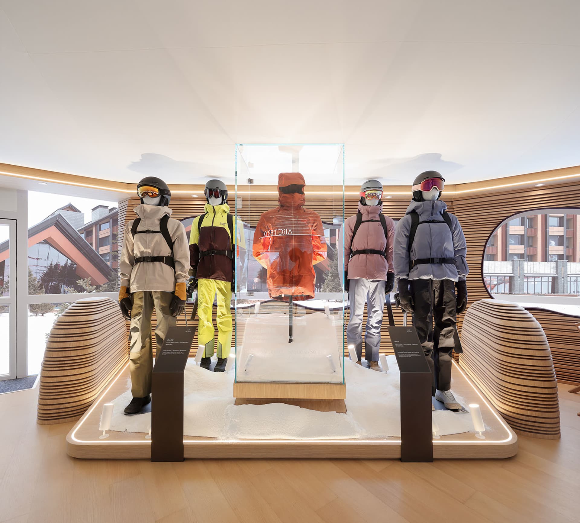 現代產品展示,採用玻璃、木質元素與模擬雪景環境