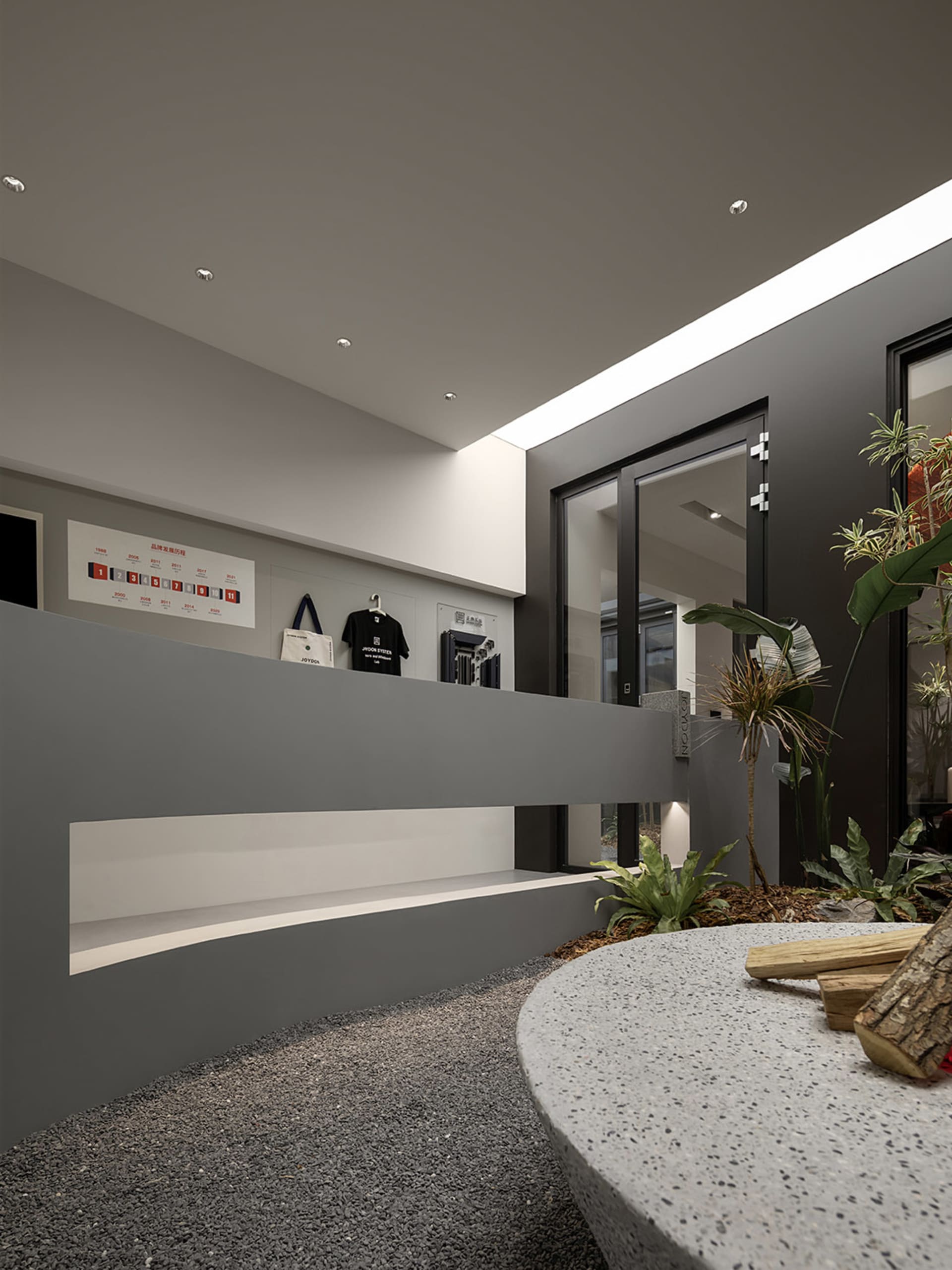 工業風零售店面展示現代混凝土與水磨石元素。