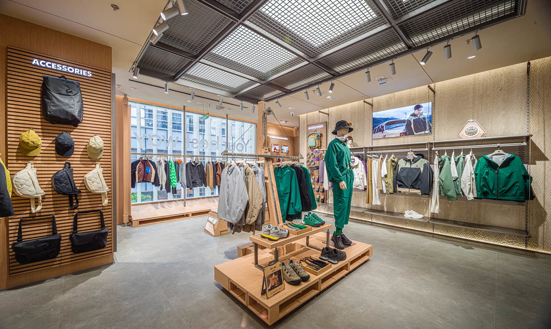 一家服飾店展示各種服裝與配件，陳列在層架與衣架上。