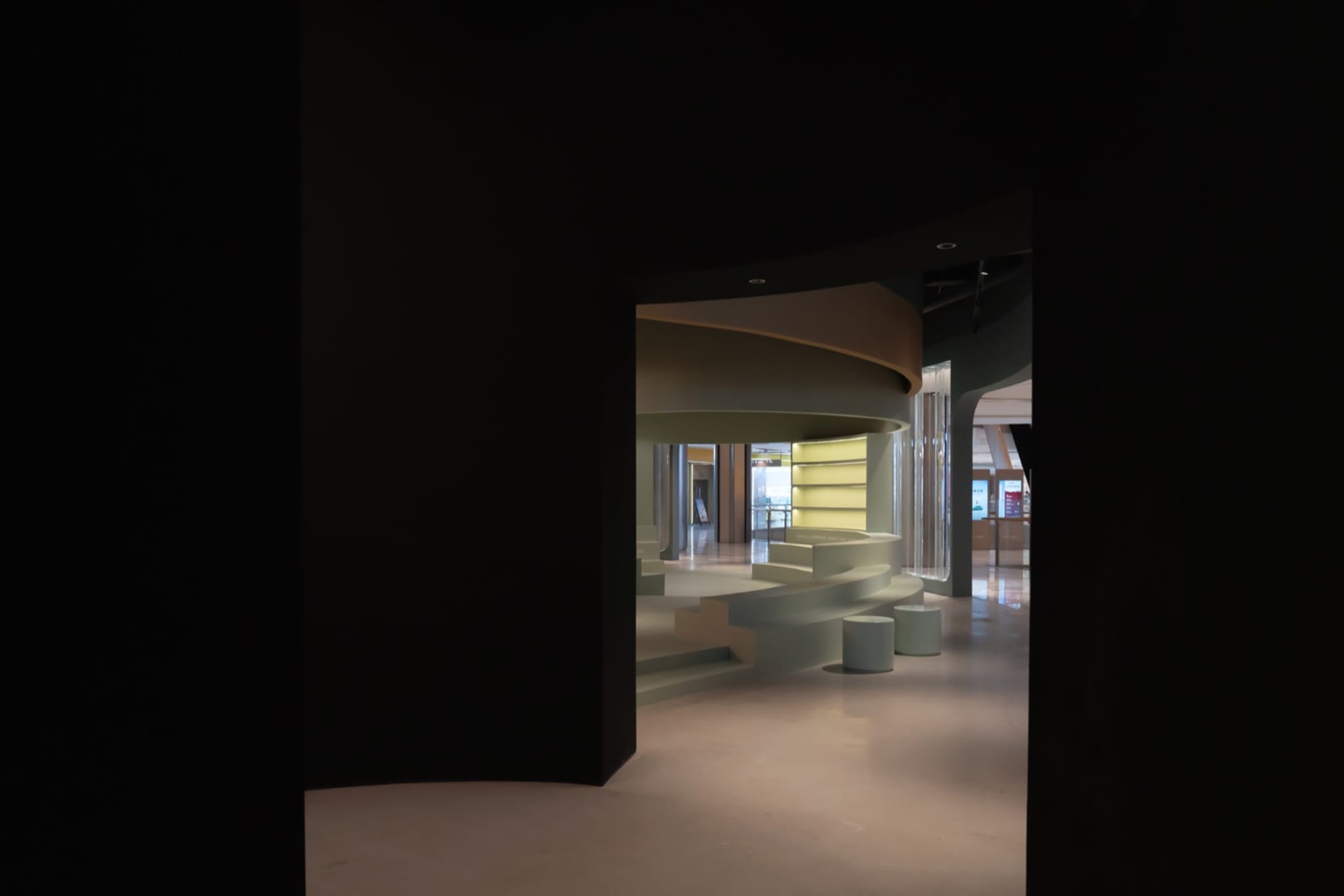 現代展覽空間，呈現混媒設計元素。