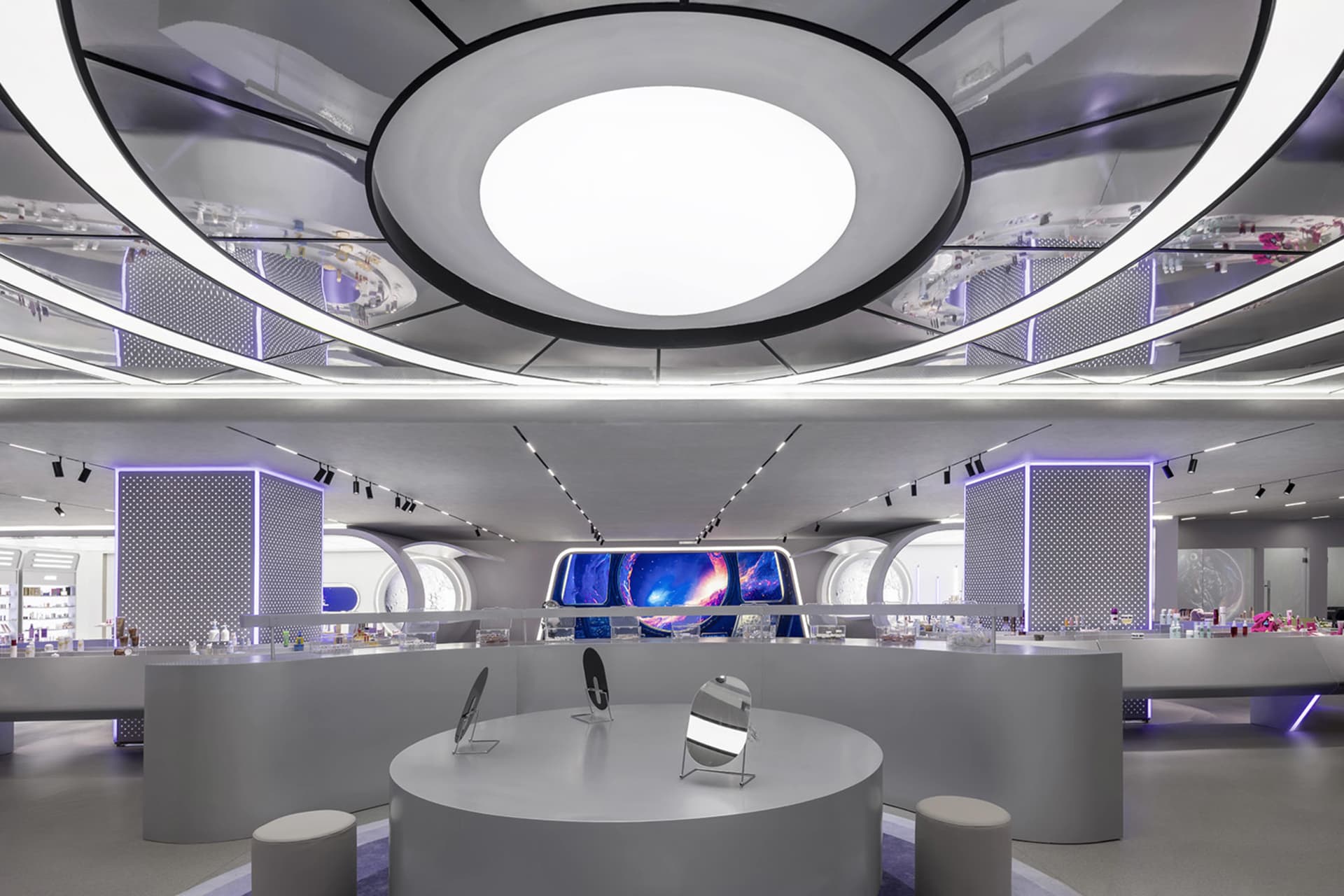 現代零售店室內空間，展示金屬板與圓形燈具。