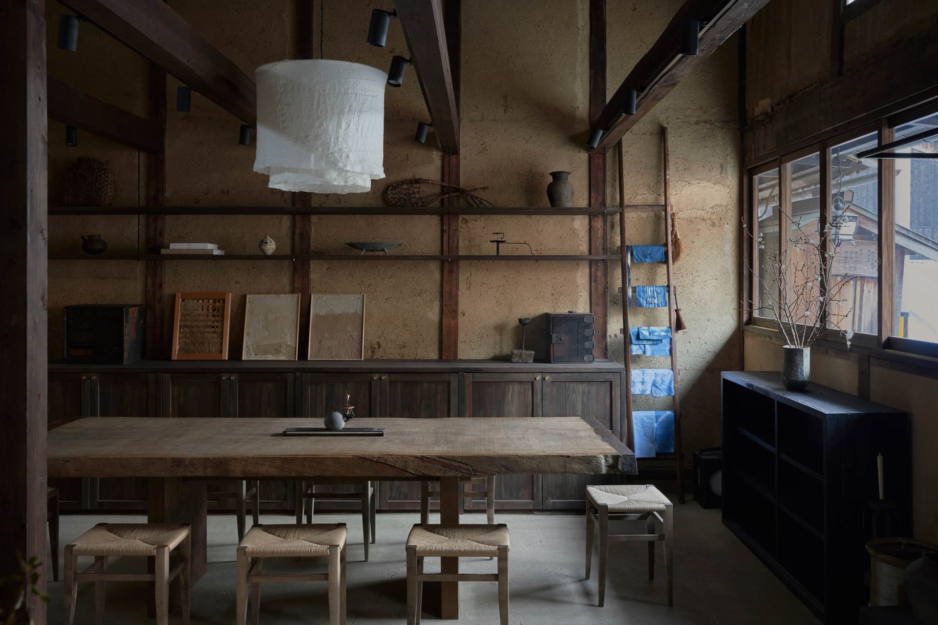 簡約日式餐廳，木質餐桌椅置於質樸氛圍中。