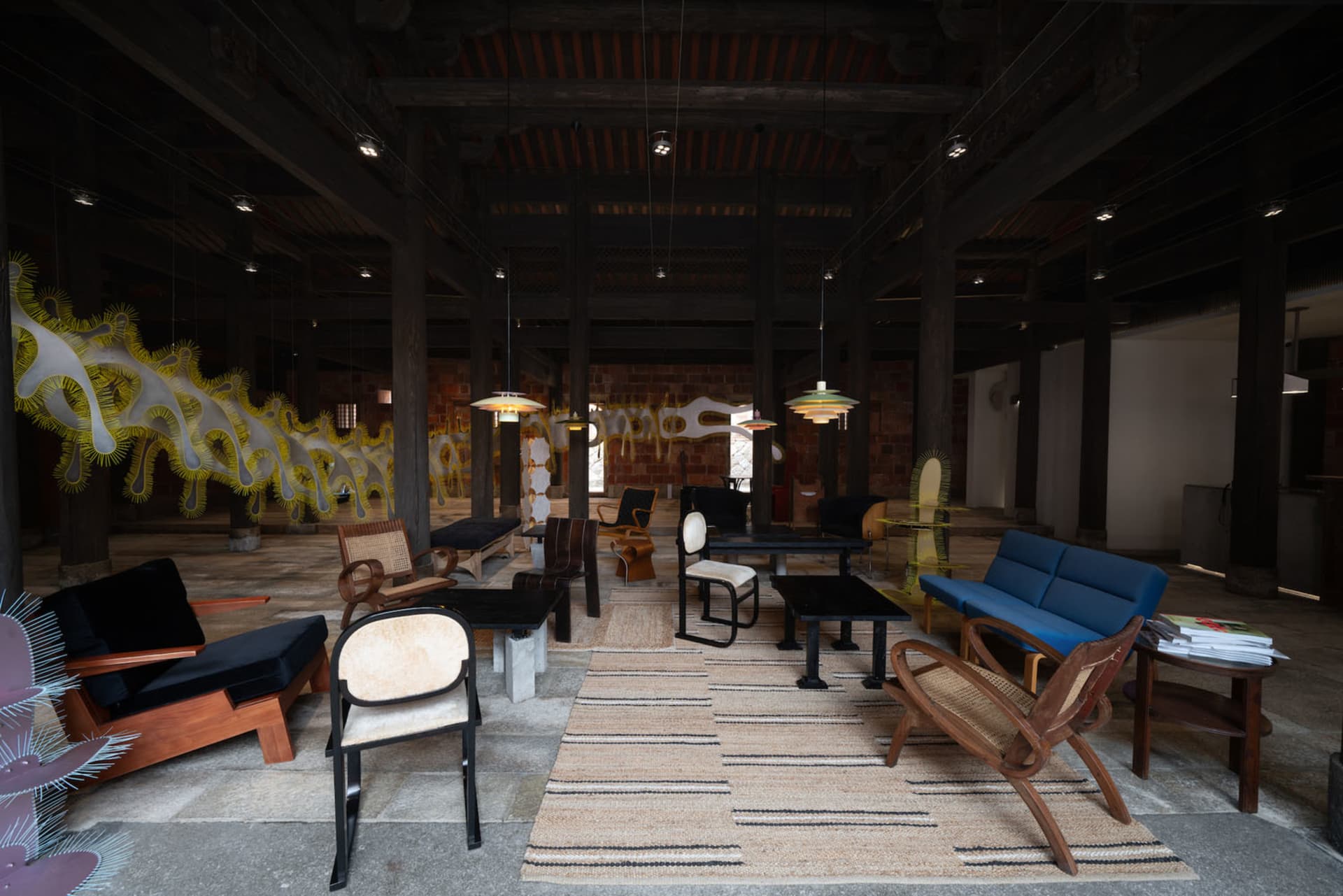 現代客廳混搭多種家具風格，包含沙發、椅子與桌子。