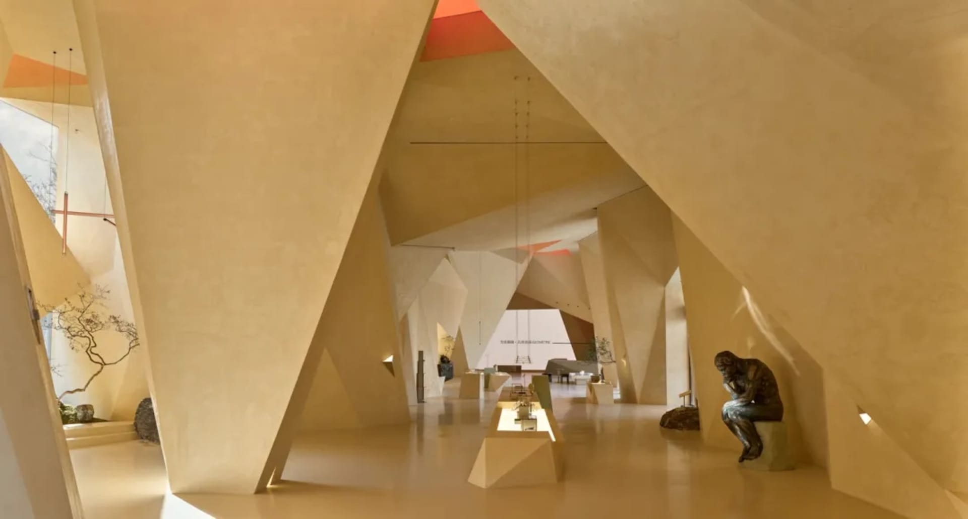 現代藝術畫廊空間,具備稜角分明的建築特色與砂岩混凝土牆面