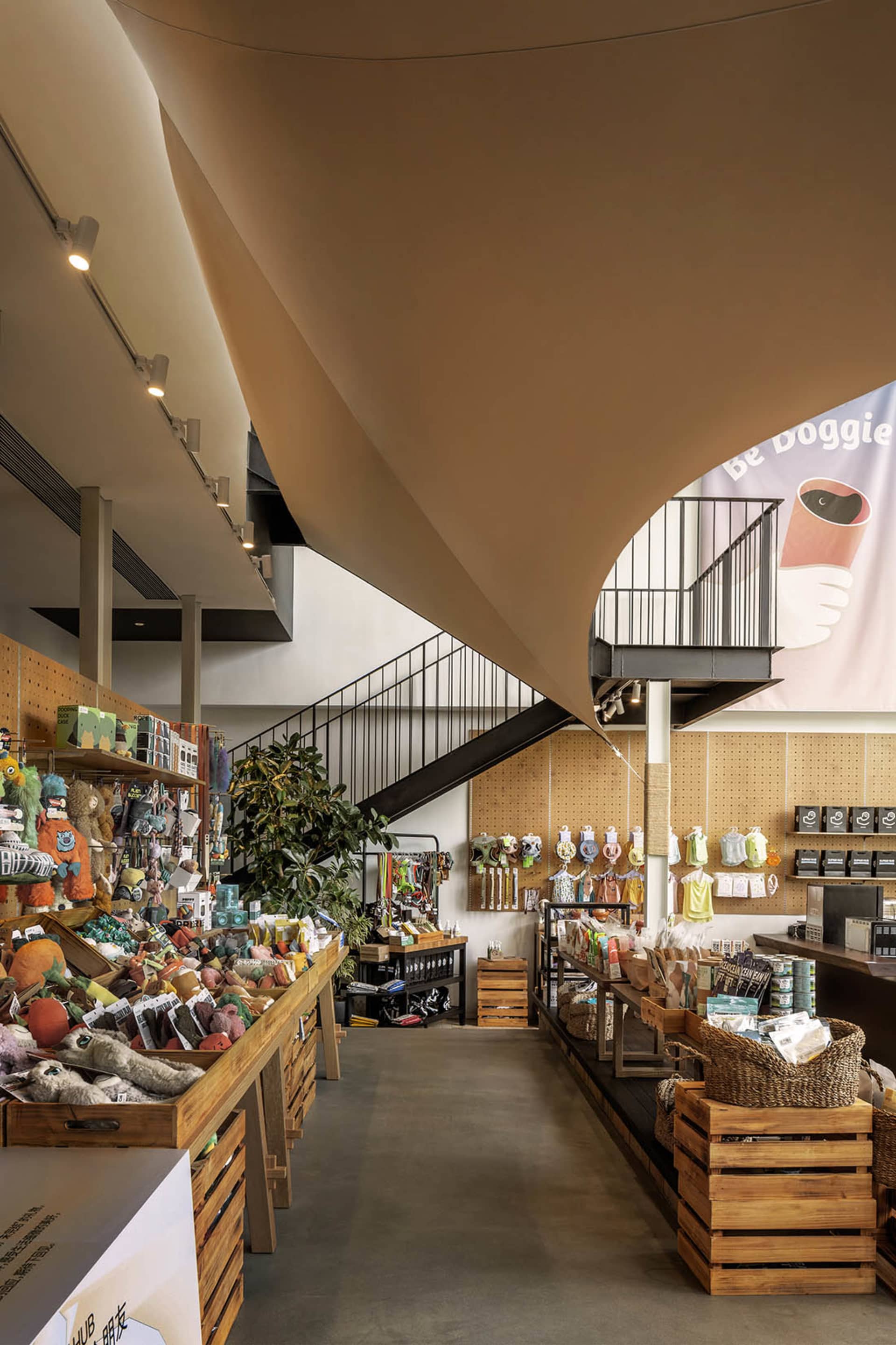一間工業風零售店,展示木製貨架上的產品。