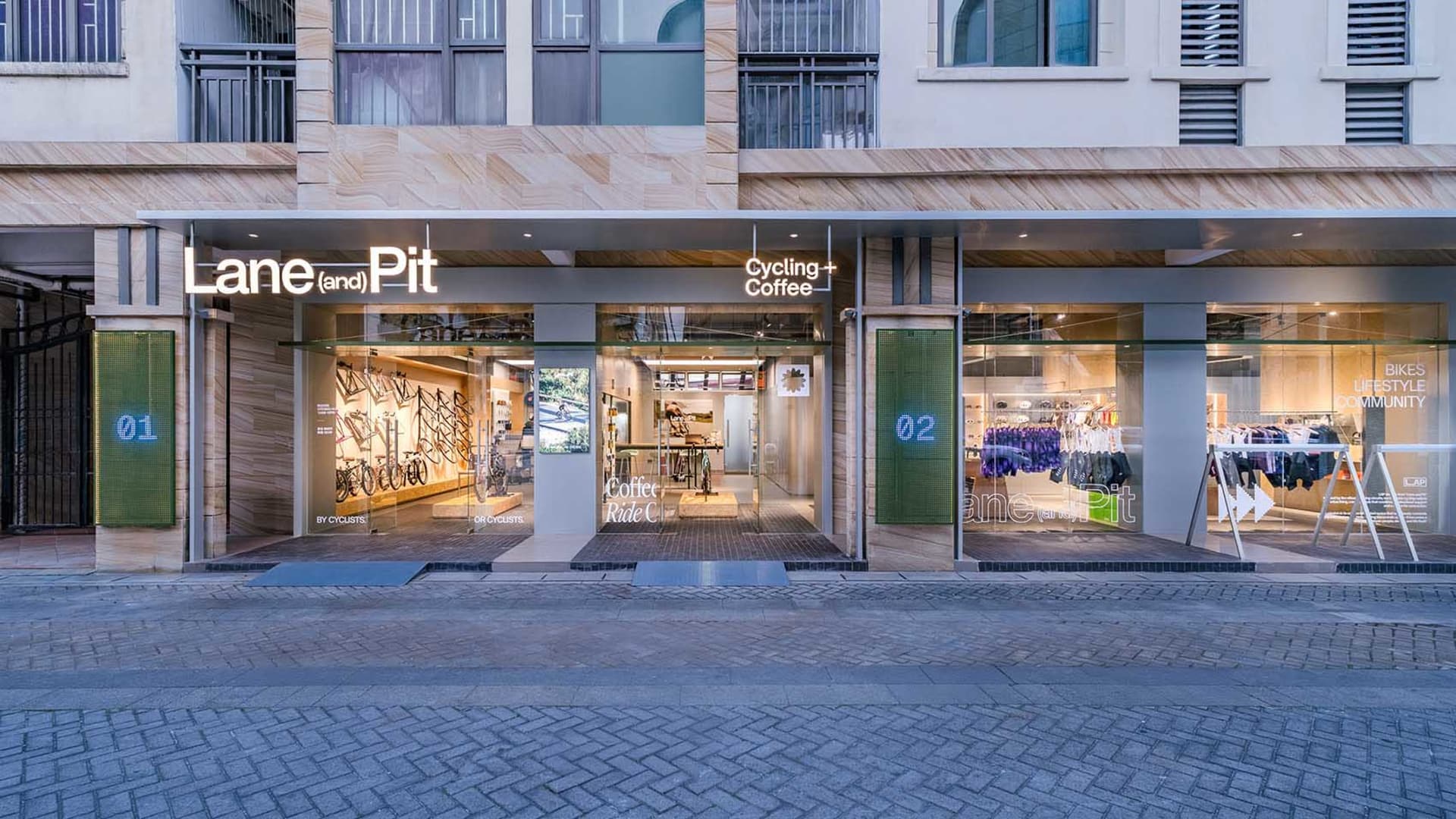 現代店面採用玻璃與混凝土元素，適合都市零售空間
