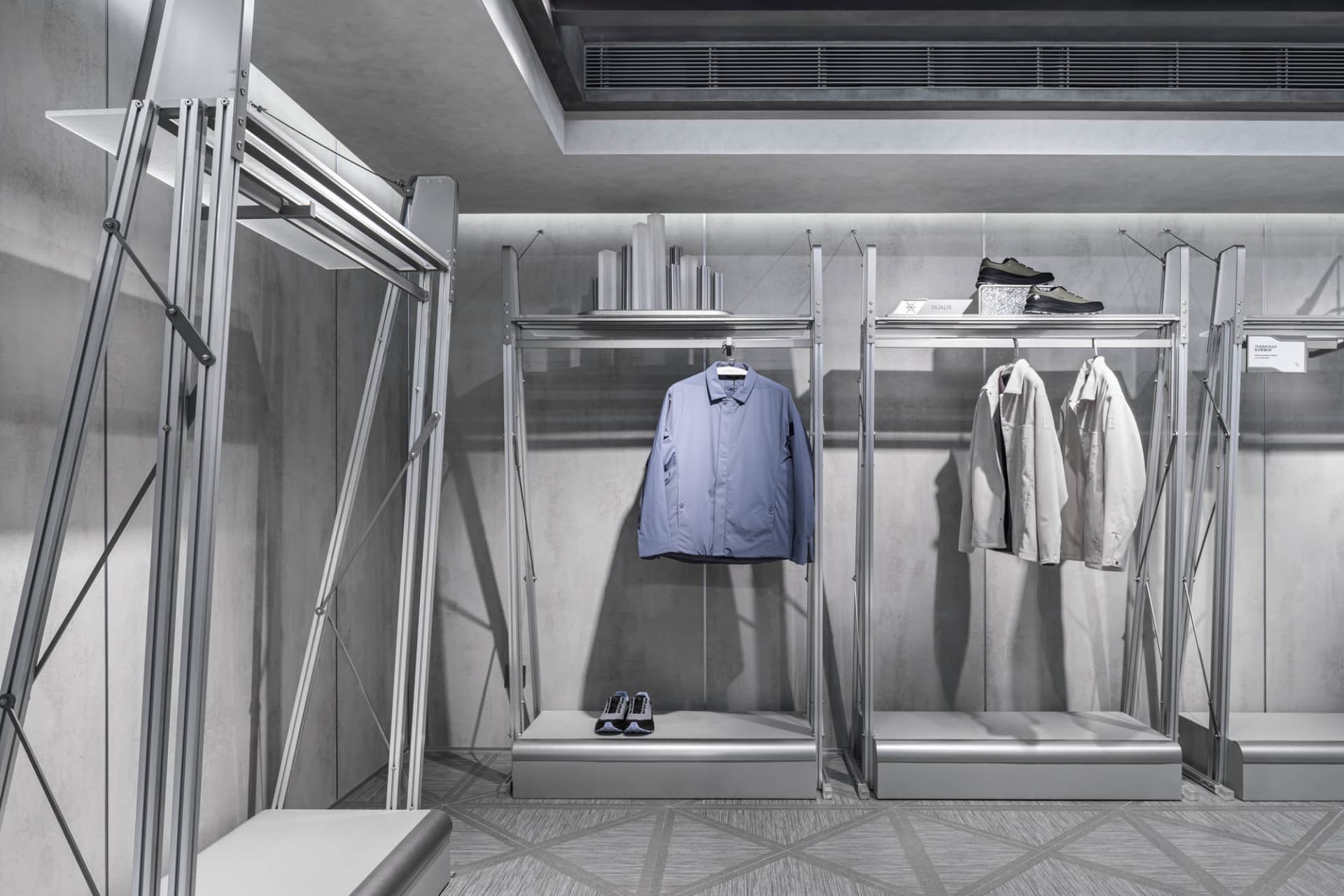現代零售店面,展示金屬圖標與服裝陳列