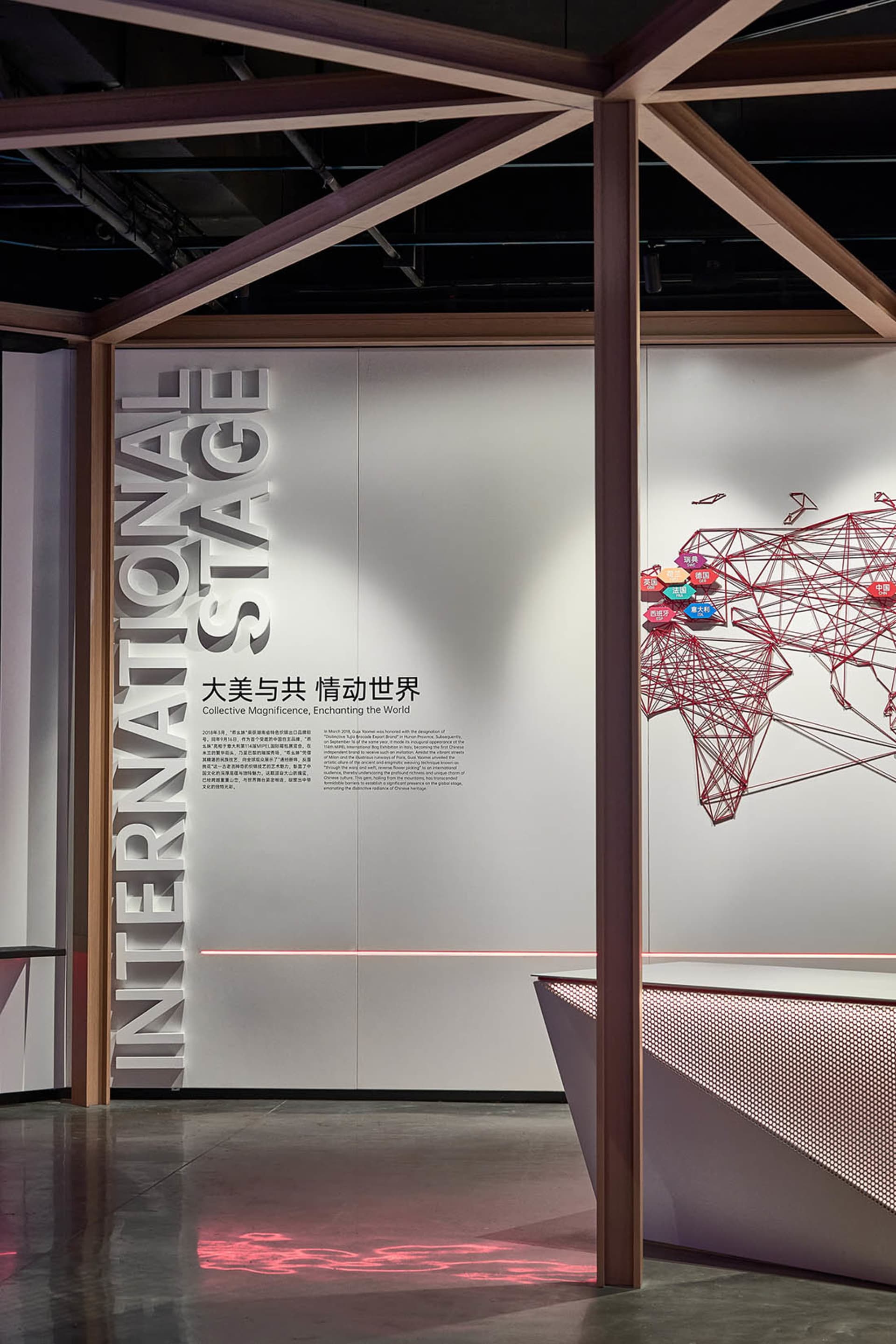 現代展覽空間,採用混凝土與金屬材質。