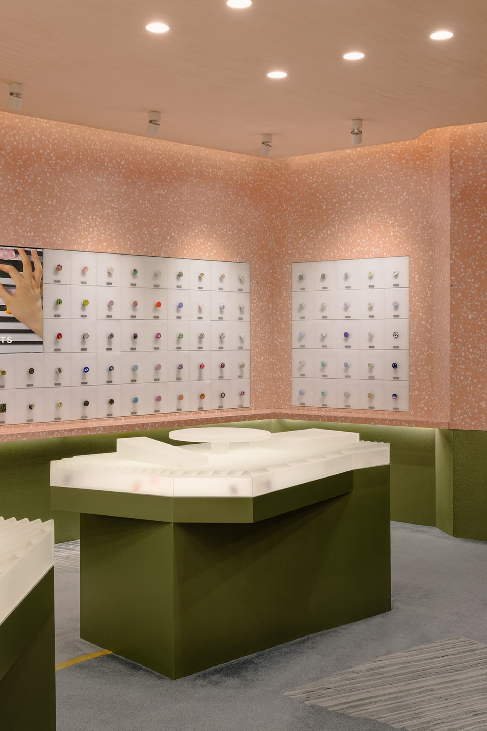 現代珠寶店展示區，搭配水磨石表面與各式珠寶配件。