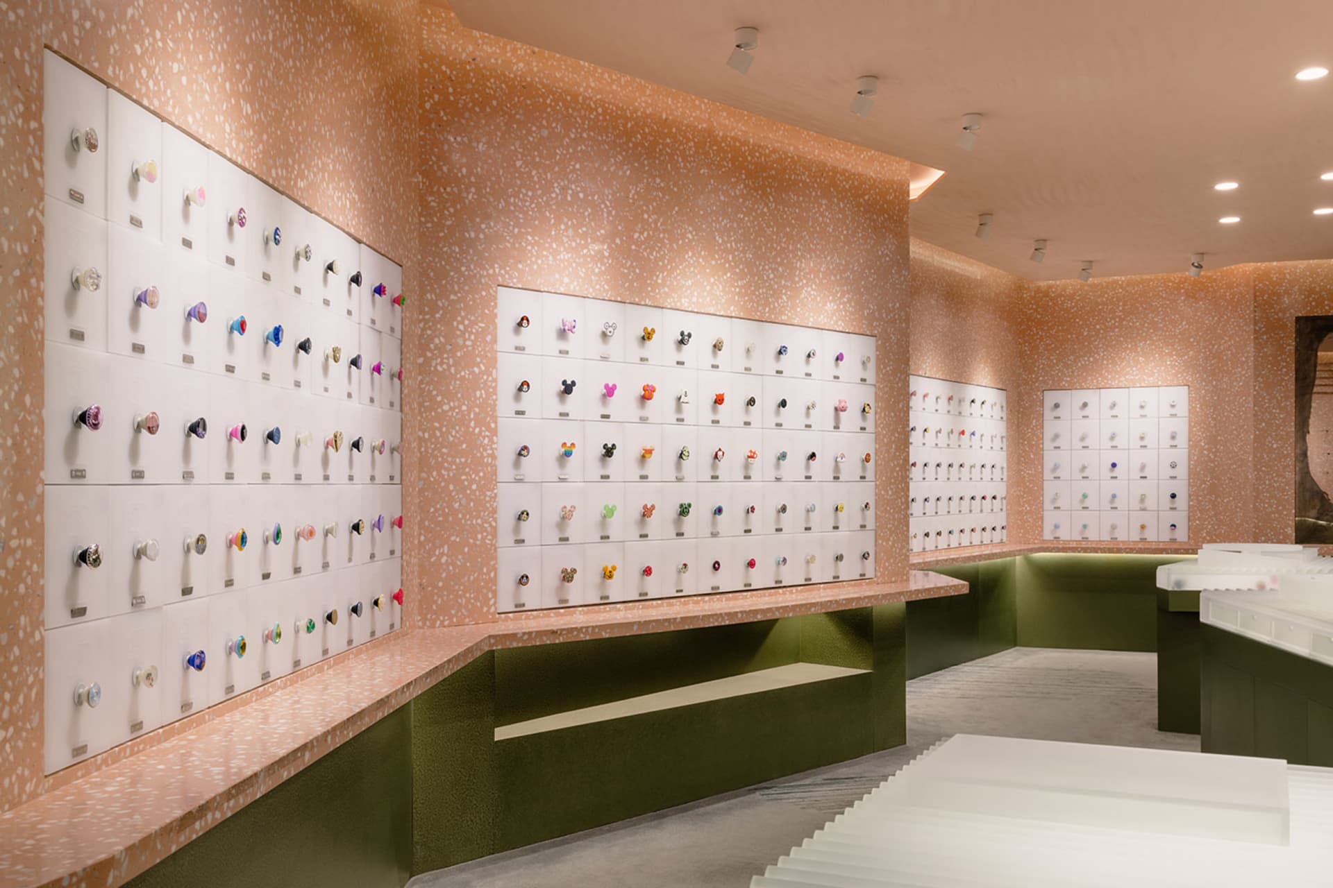 一家零售店內設有水磨石展示牆，陳列各種色彩繽紛的商品。
