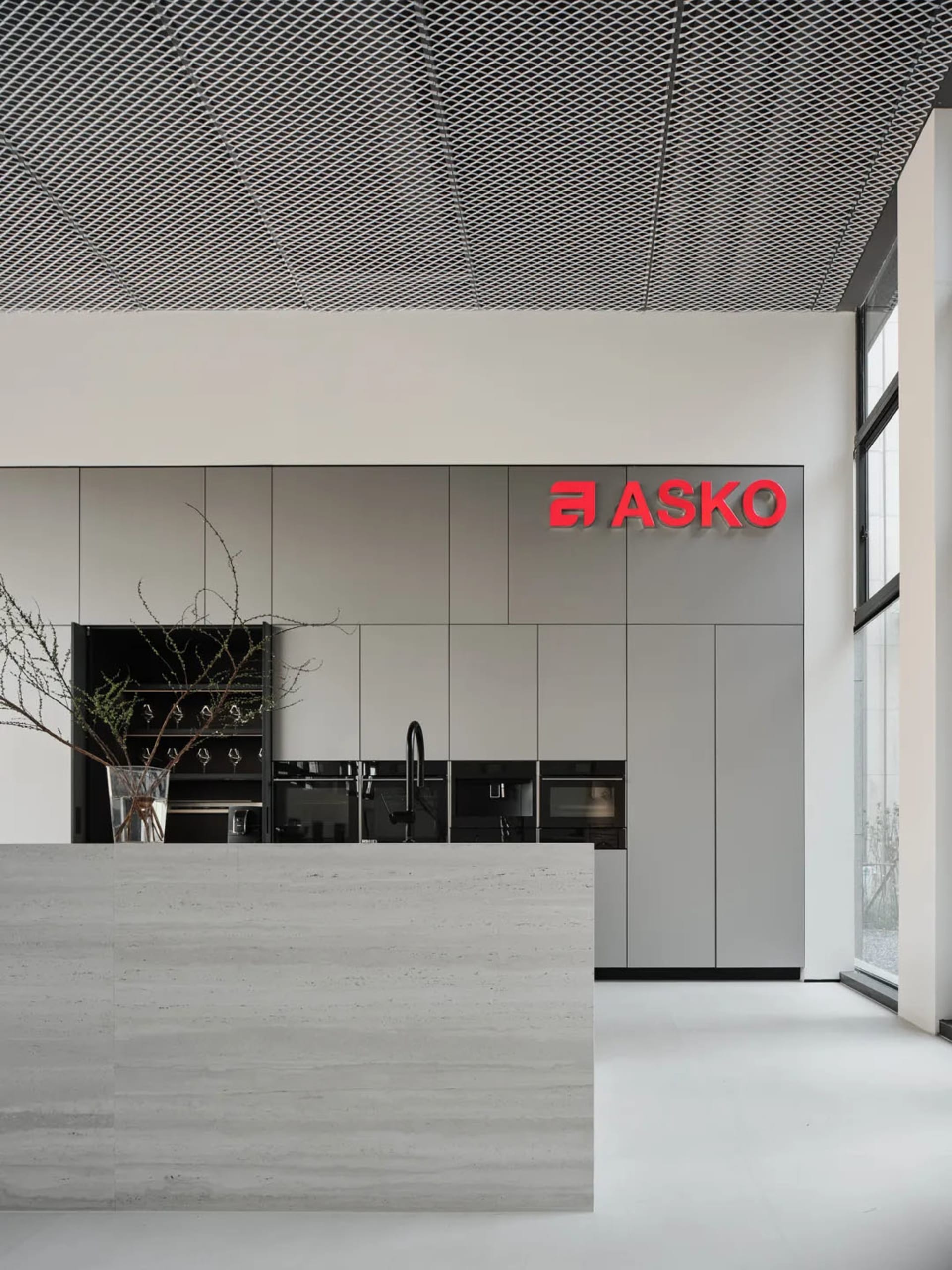 現代、俐落且具工業風的商業廚房,採用金屬與玻璃材質,配備 ASKO 品牌家電。