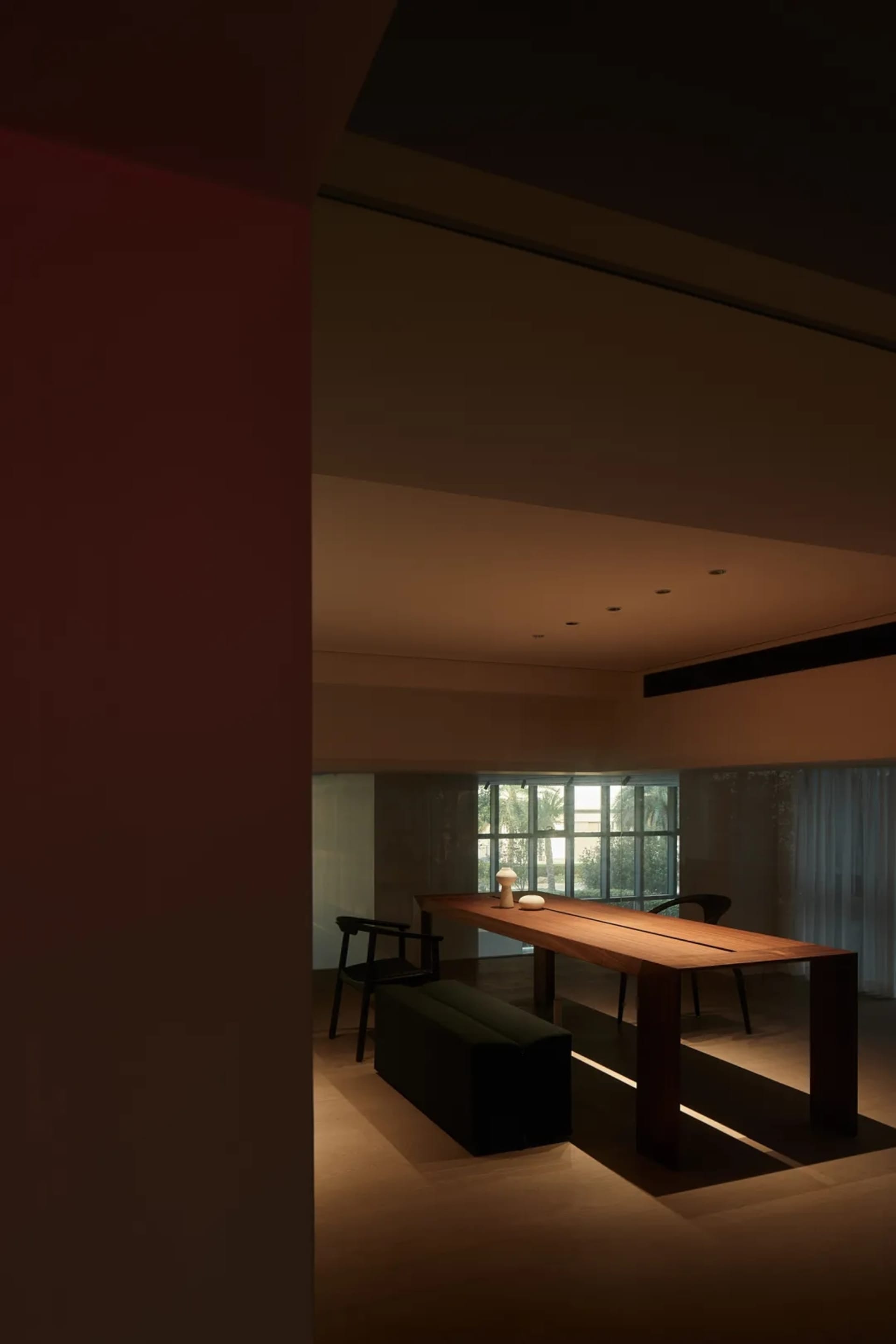 現代簡約餐廳,搭配木質餐桌椅、幾何燈具與簡約裝飾。