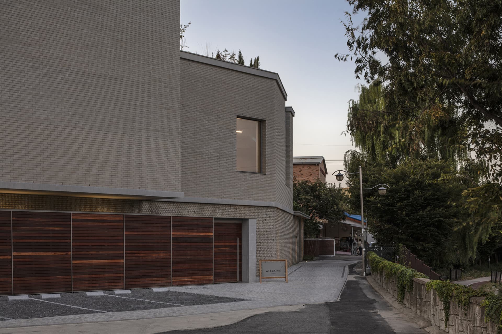 現代住宅建築外觀,採用磚、混凝土與木質材料。
