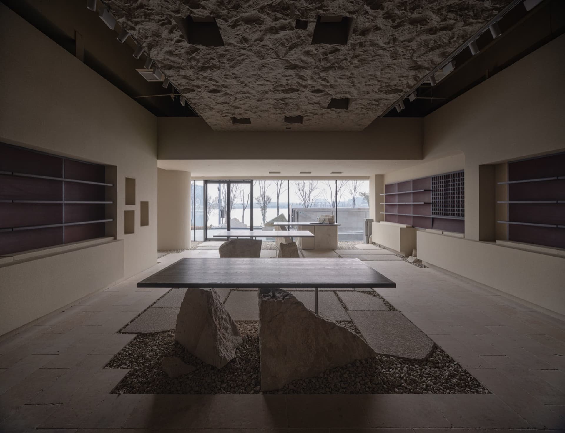 極簡餐廳室內空間，採用天然石材與混凝土飾面。