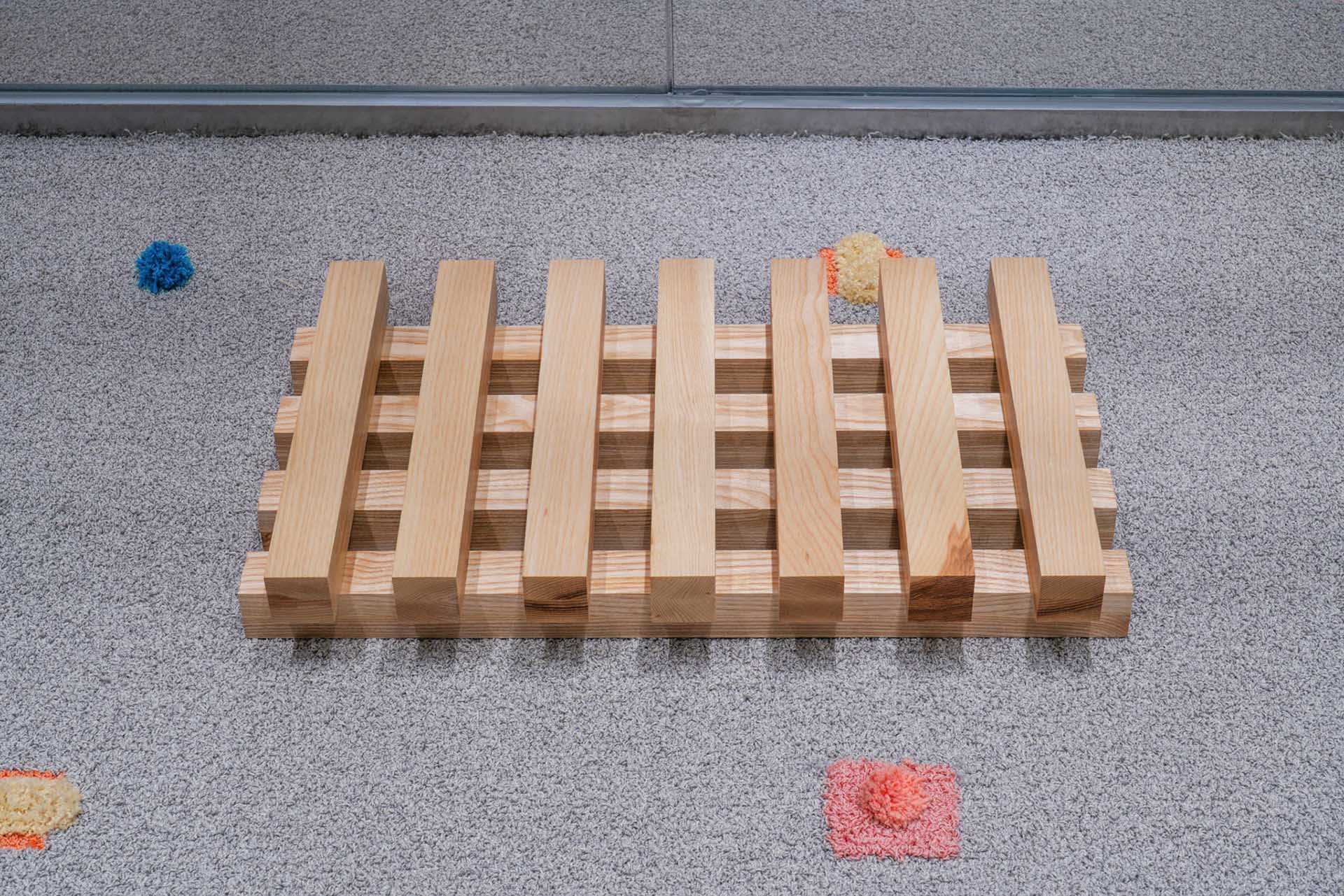 工業風木質家具擺放在地毯地板上