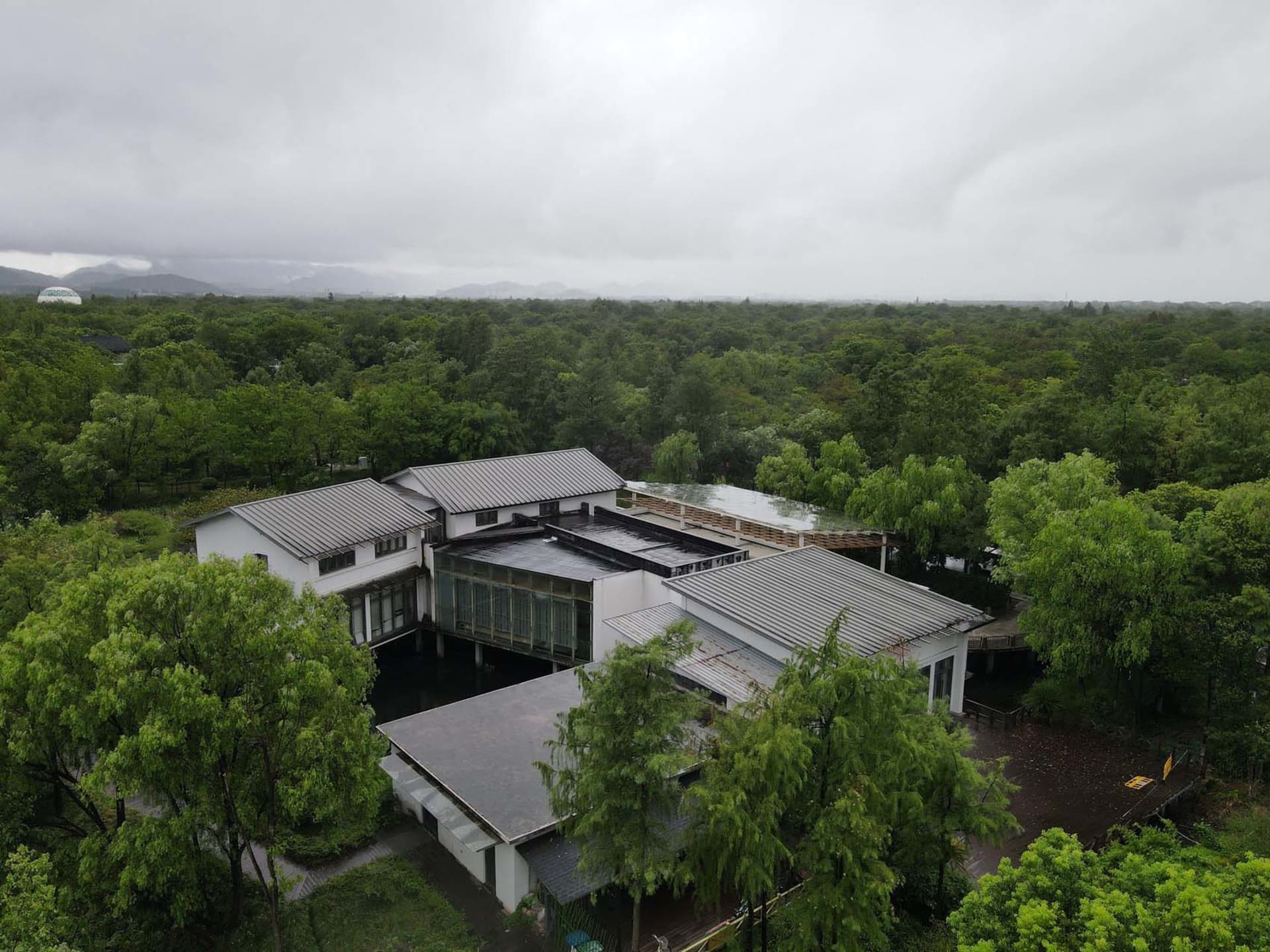 一座現代住宅建築，採用木、玻璃與金屬材質。