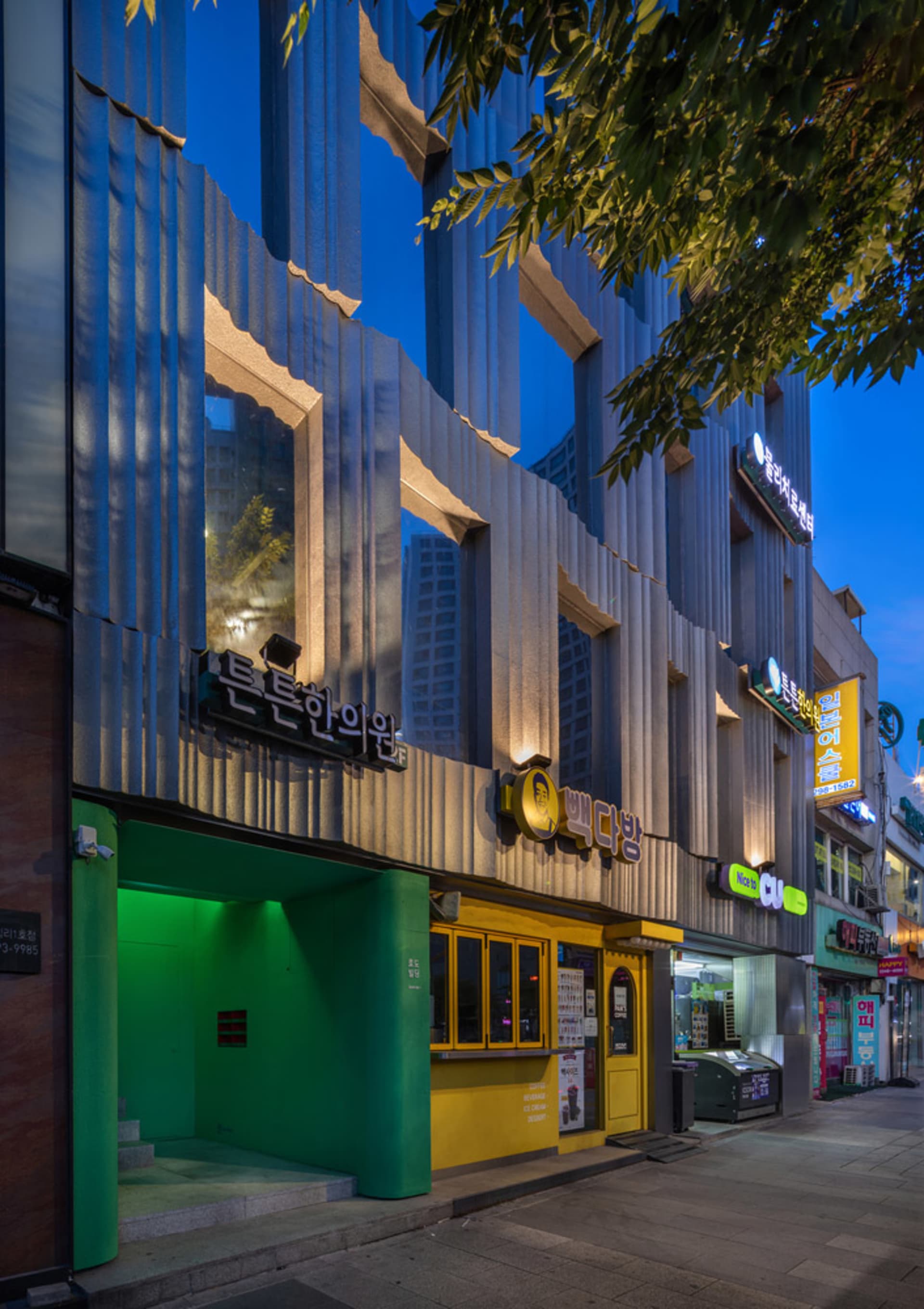 現代建築採用金屬覆層搭配大型玻璃窗。