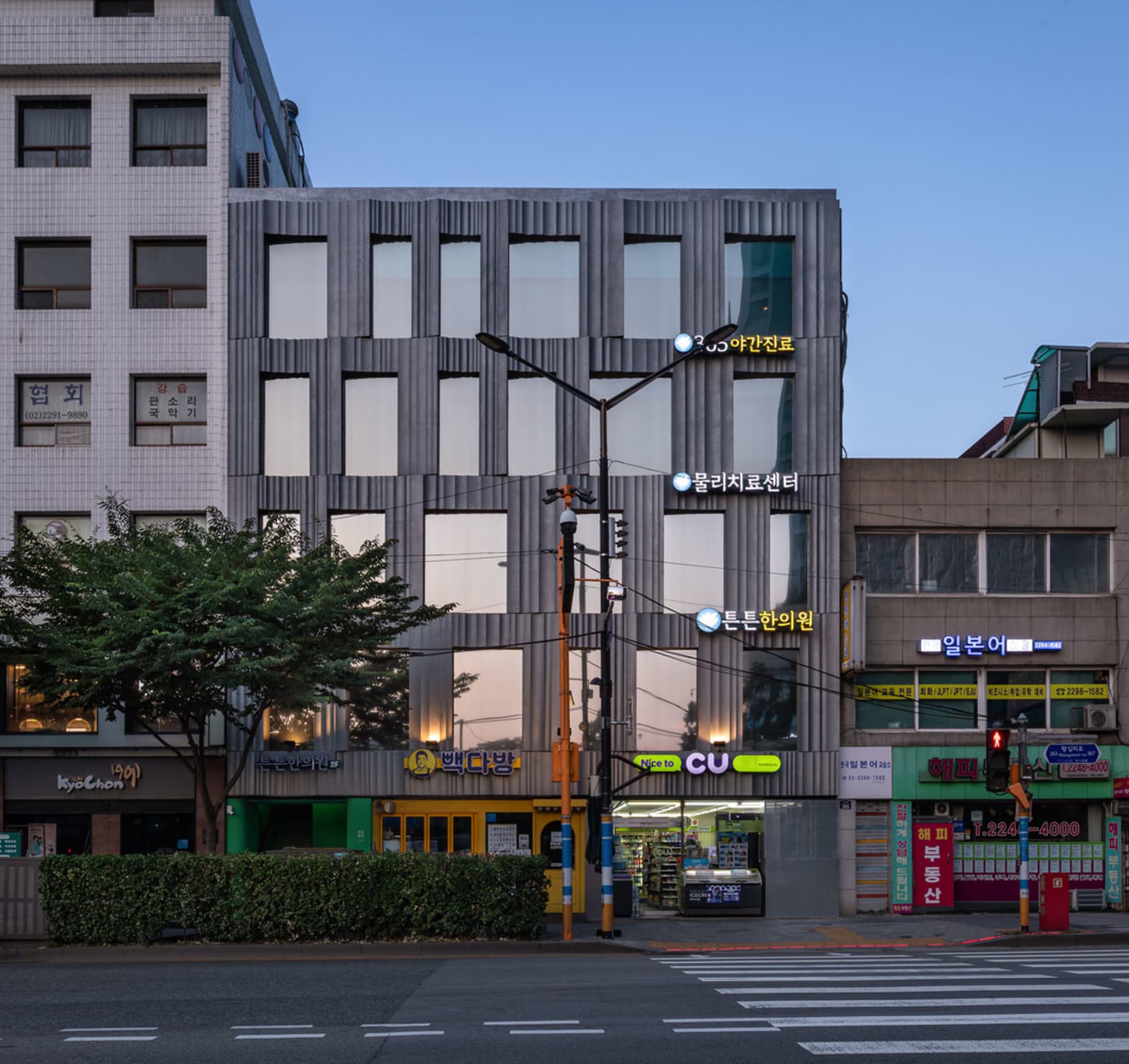 外觀採用金屬包覆的現代建築