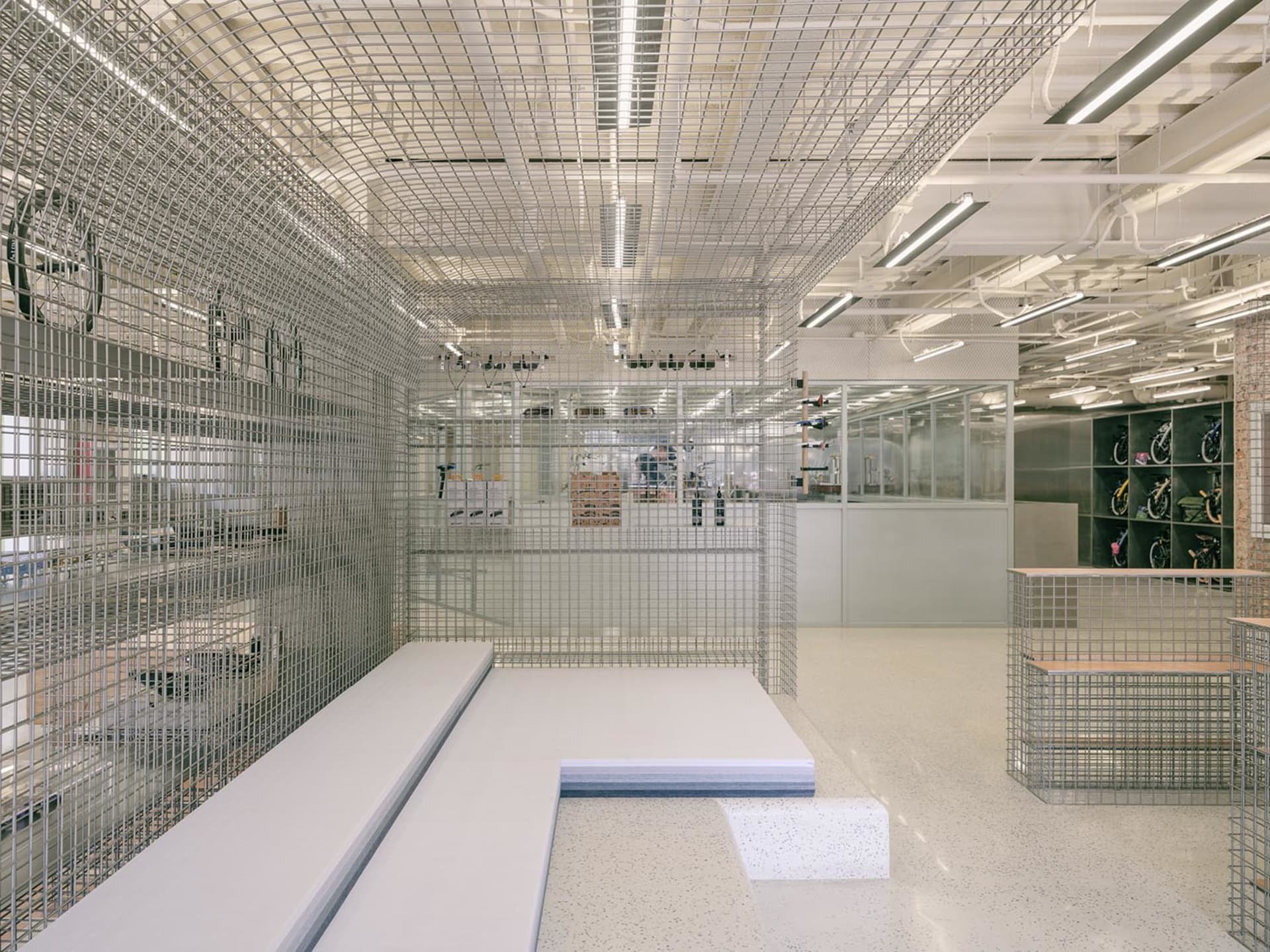 工業展示間展示金屬網狀結構。