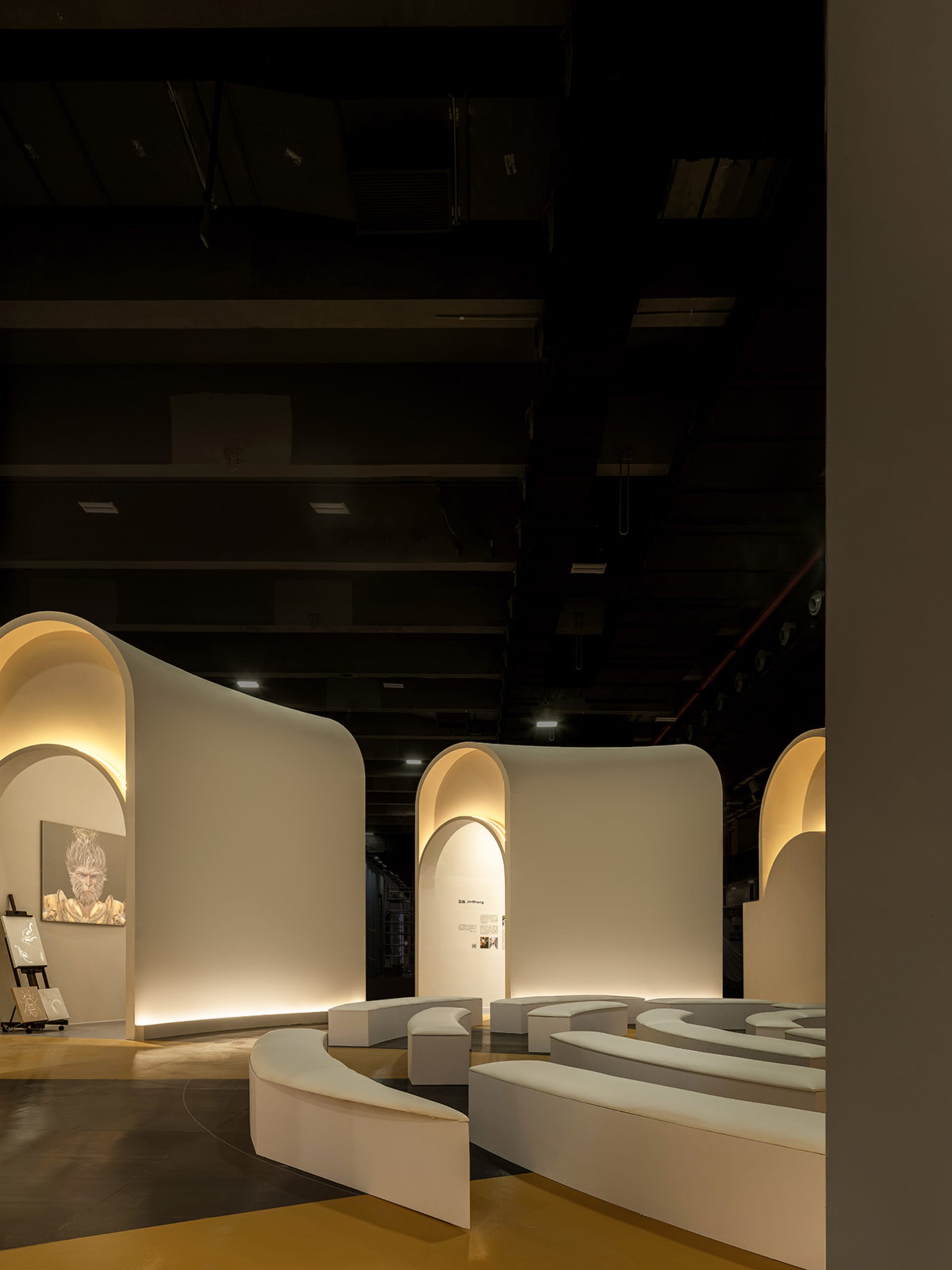 現代展覽空間搭配白色曲面極簡建築牆板