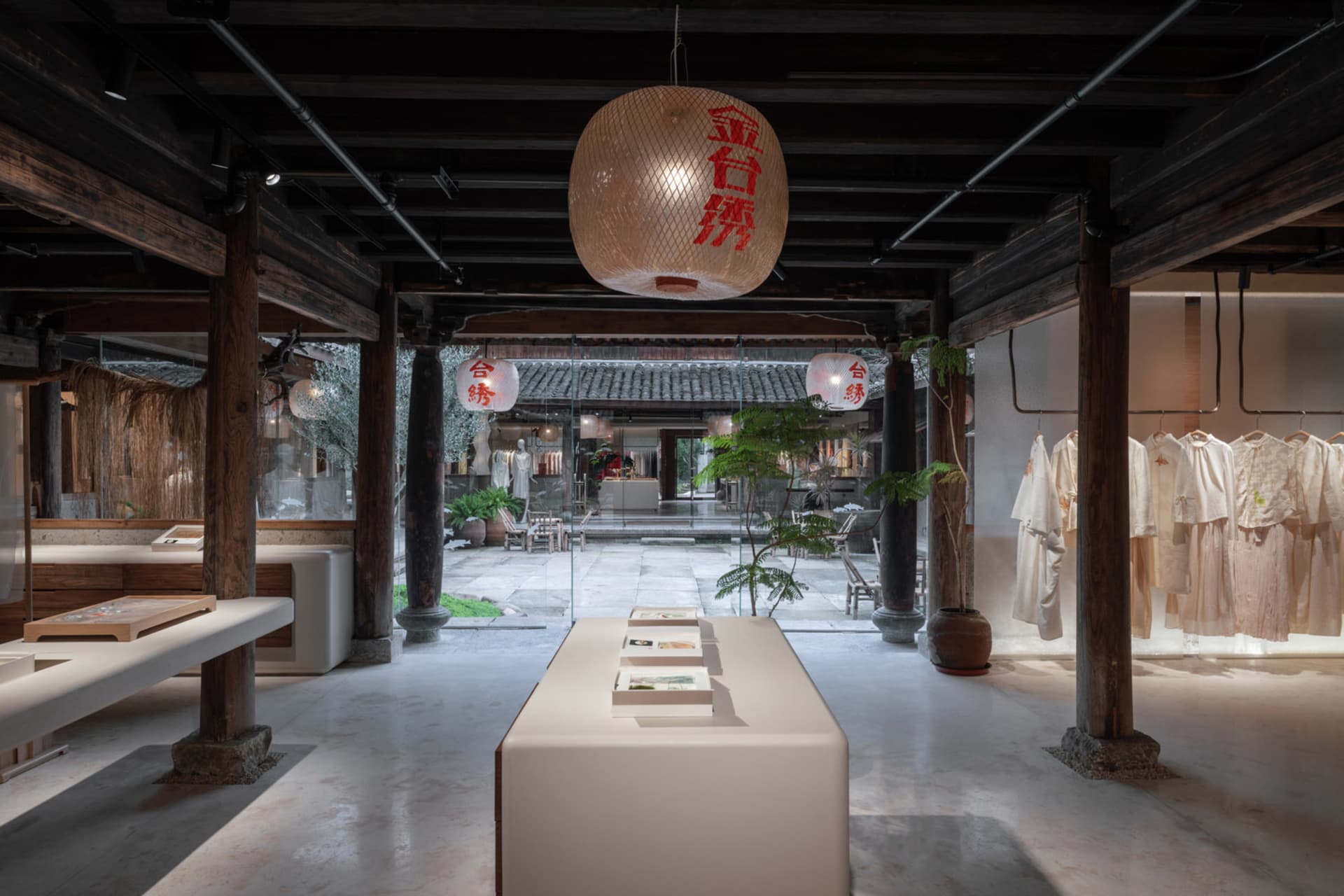 現代零售店內有木質橫樑、混凝土地板,以及白色服裝展示架。