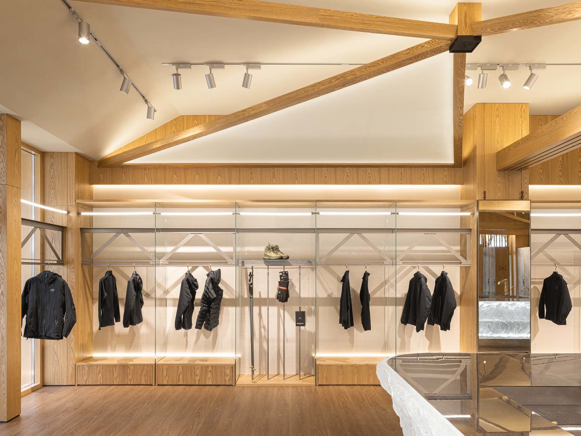 現代零售店室內空間,展現木質櫃體與俐落設計元素。