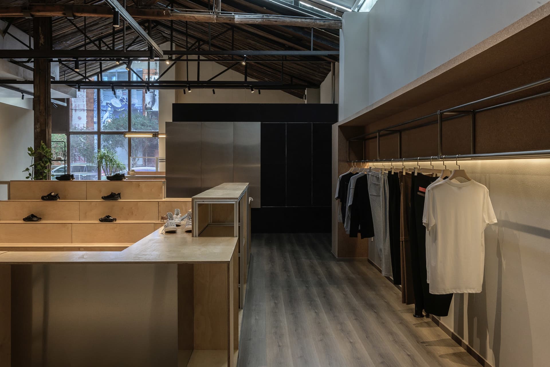 極簡設計的現代零售店,採用木、金屬與玻璃材質